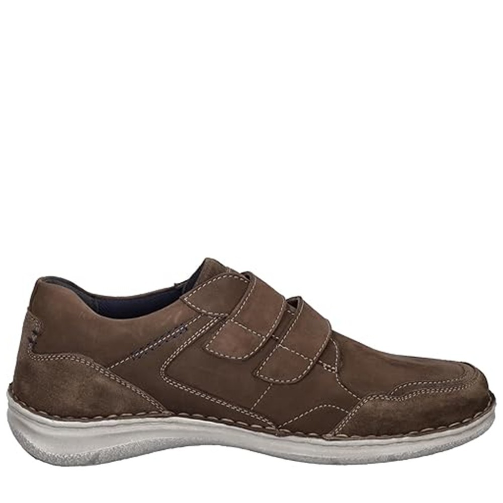 Cómoda  Mocasín hombre ANVERS-685 de Josef Seibel en suave nubuck marrón. Ajuste con tiras. Diseño ancho. Planta anatómica móvil en piel. Piso ligera y antideslizante. Altura Tacón bajo (1-3 cm) Referencia 43685TE21301