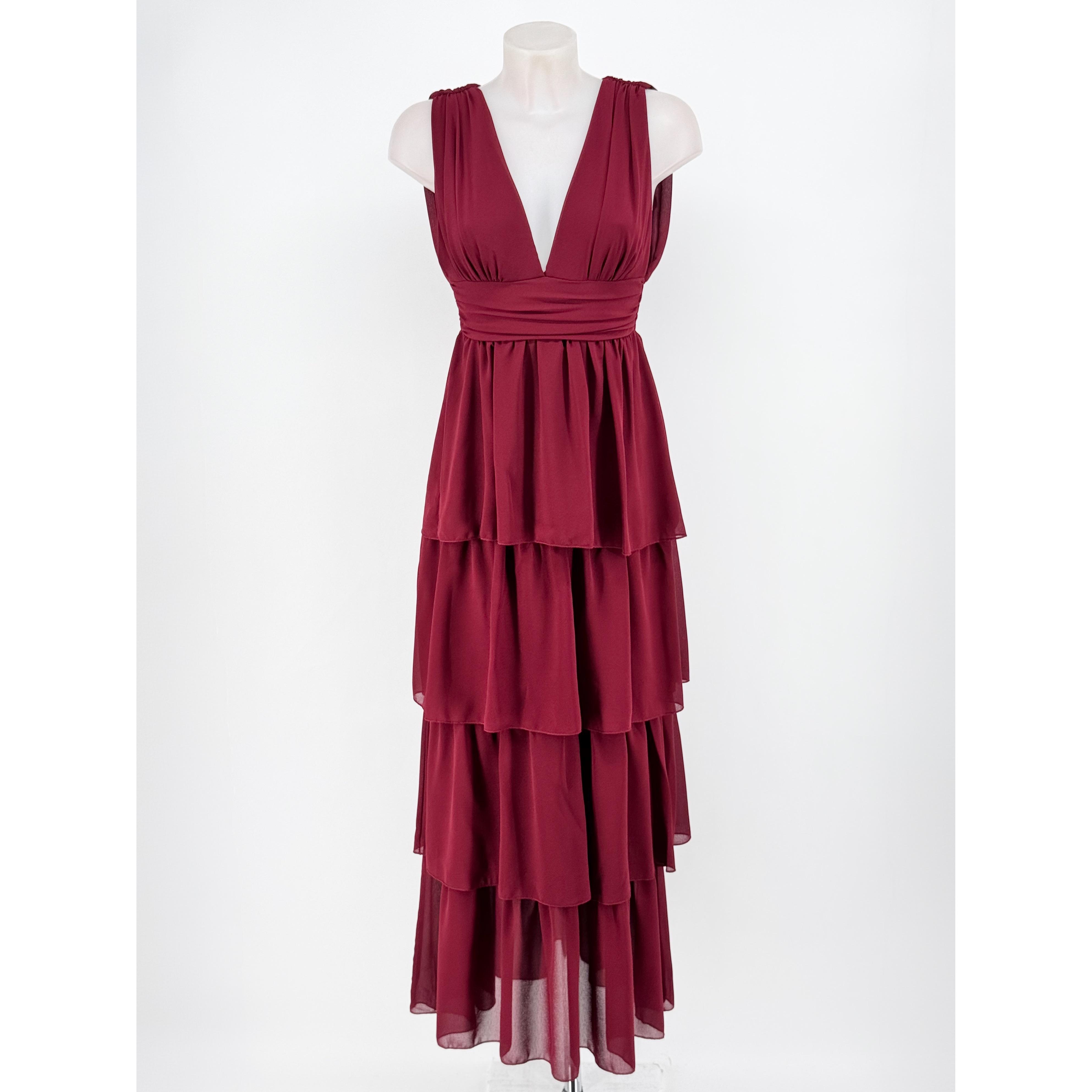Vestido largo de fiesta en tejido chiffon con escote en V fruncido, espalda descubierta nido de abeja y falda de volantes escalonados con caída fluida. Elegancia, movimiento y ajuste perfecto. Talla única adaptable de la 34 a la 40.
