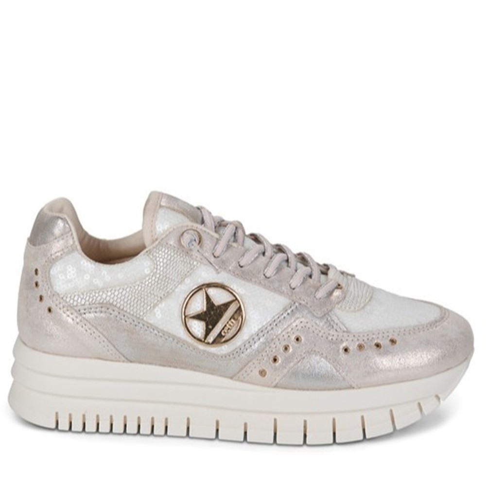 Cómoda  Elegante zapatilla mujer de CETTI 1405 piel color blanco desgastado y refuerzos piel metalizada . Cordones elásticos. Ligera cuña flexible y antideslizante Altura Tacón bajo (3-5 cm) Referencia