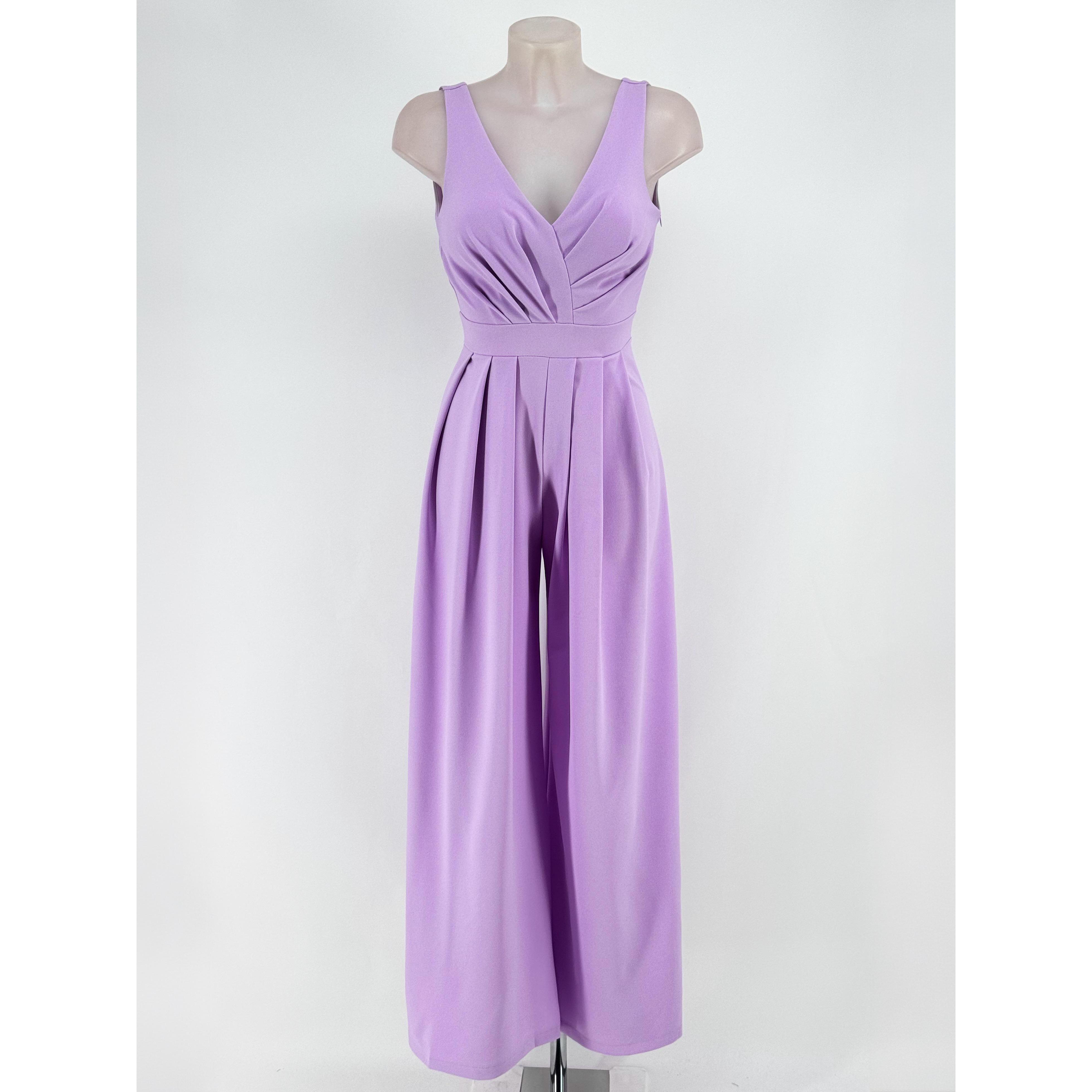 Mono largo de mujer en tejido scuba crep con escote en pico y pantalón ancho. Diseño elegante, cómodo y favorecedor disponible en varios colores. Perfecto para eventos, fiestas y ocasiones especiales.