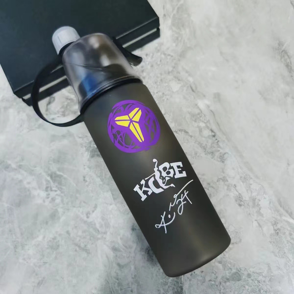 Botella Deportiva con Boquilla de Spray - Cantimplora Antigolpes de Gran Capacidad para Exteriores (Verano/Material Plástico)--600ml