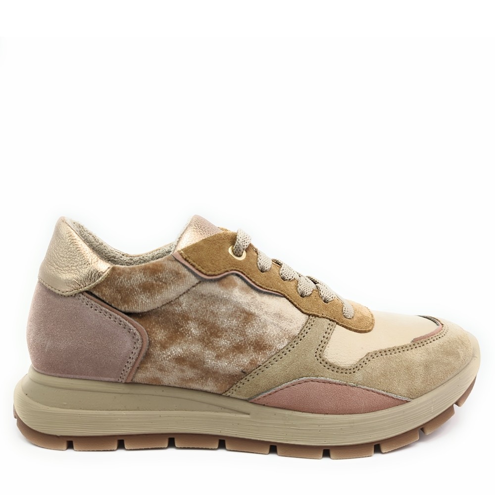 Cómoda  Zapatilla mujer IMAC 857981 mujer en terciopelo beig con refuerzos en serraje beig y rosa y detalle metalizado. Cómodo piso de poliuretano ligero y flexible. Altura Tacón bajo (1-3 cm) Referencia 857981-7176-008