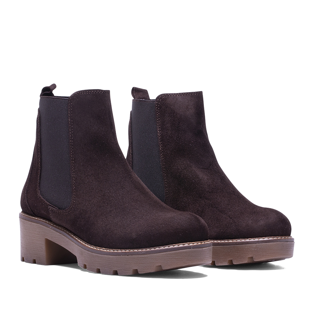Botines CA-129 en piel serraje marrón con tacón de 45 mm: estilo contemporáneo y confort excepcional para cada paso. Fabricación española con materiales premium para un ajuste perfecto y comodidad dur