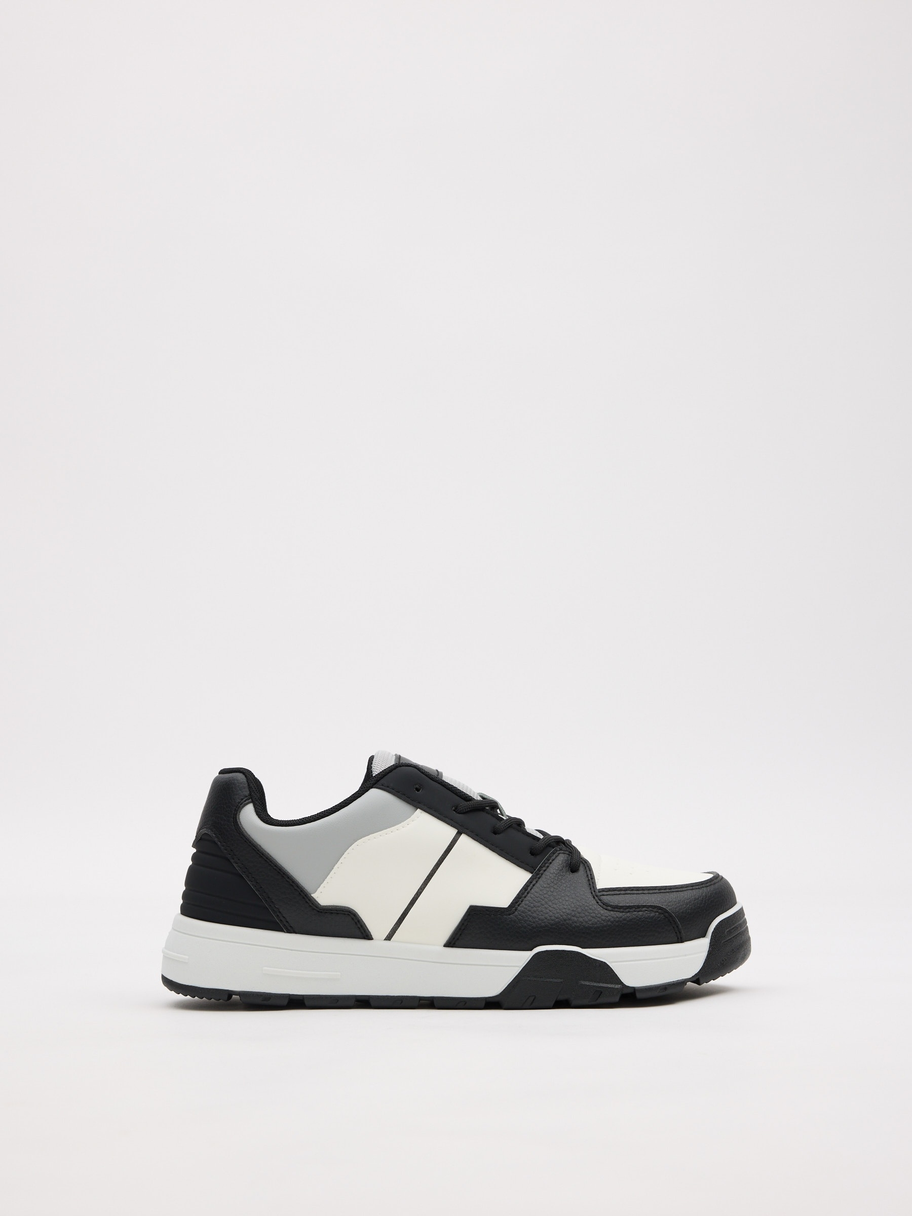Deportivas skater en tejido efecto piel, suela de goma, diseño blanco y negro INSIDE