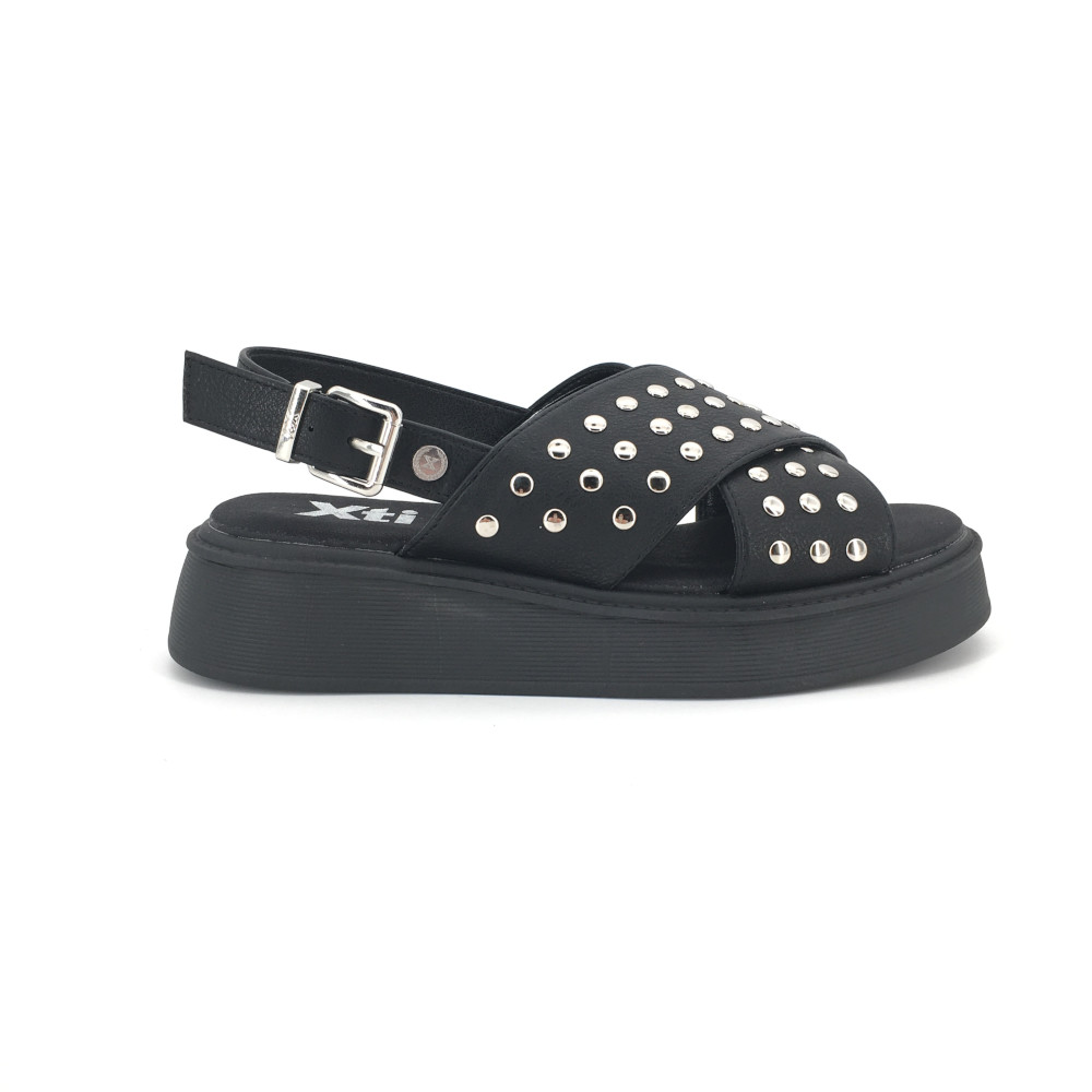 Sandalia Xti para mujer, mod.145239, Sandalia tiras cruzadas con tachuelas cierre hebilla