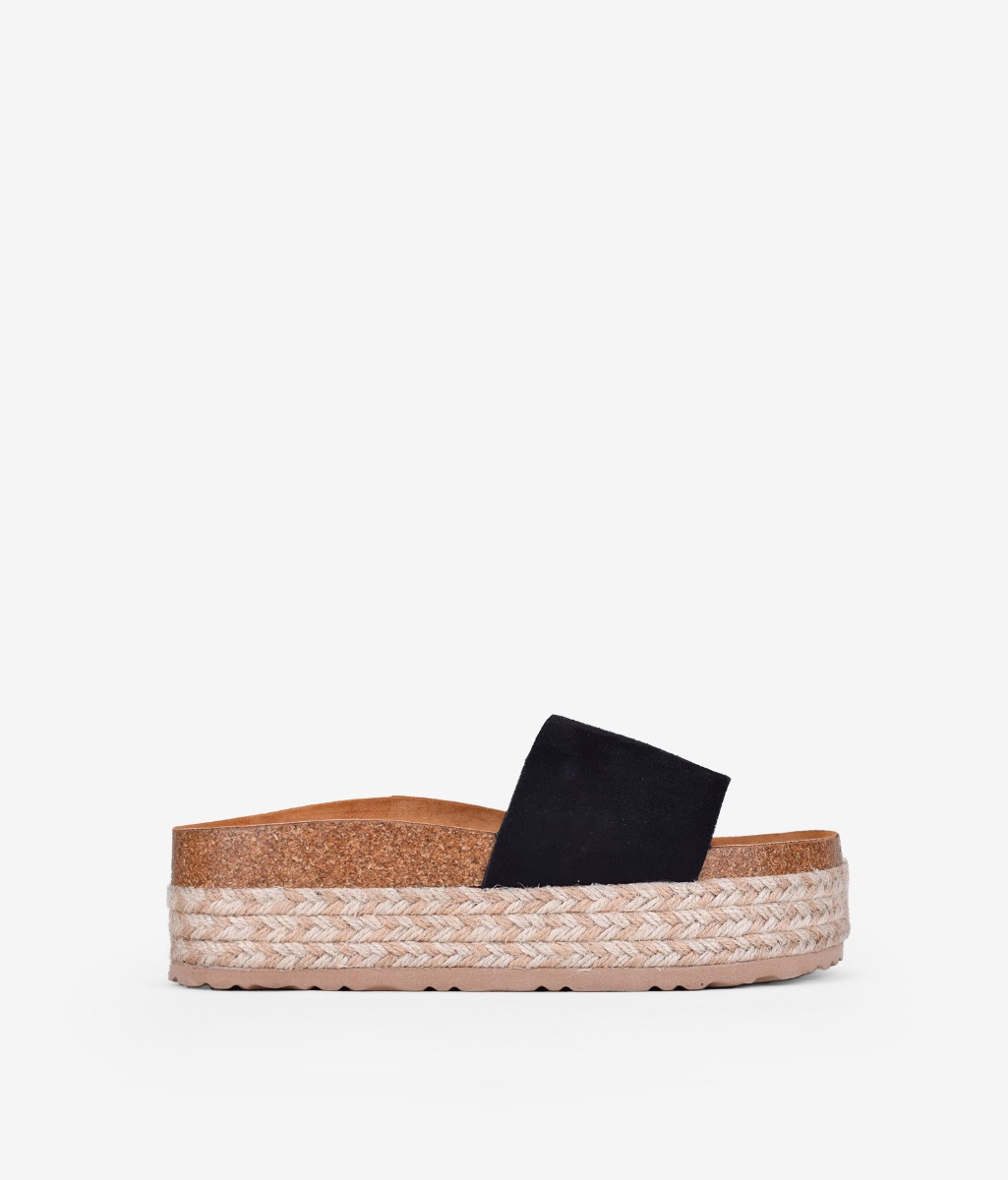 Bosanova Sandalias estilo pala confeccionadas en ante con una tira ancha al empeine, suela bio de corcho y plataforma de esparto bicolor. Sin cierre.