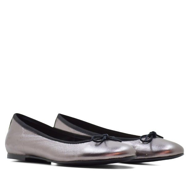 Bailarina Marianela de Piel Metalizada en Tono Plomo con Tacón Plano de 10mm, Versátil y Elegante para Mujer, Disponible en Tallas del 35 al 42, Ideal para Uso Diario y Ocasiones Especiales, Comodidad
