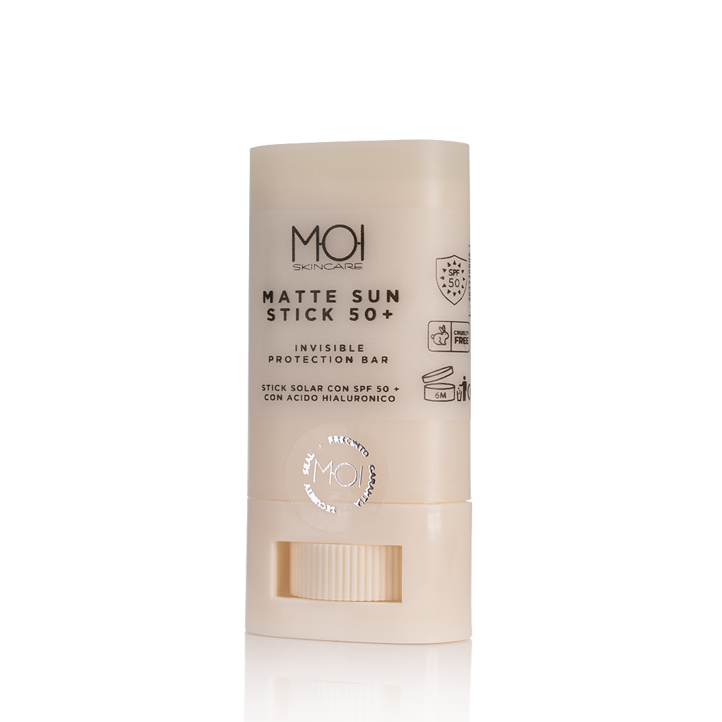Stick SPF 50+ de protección solar Invisible y Ac. Hialuronico, protege del sol e hidrata la piel. M·O·I Skincare 18gr