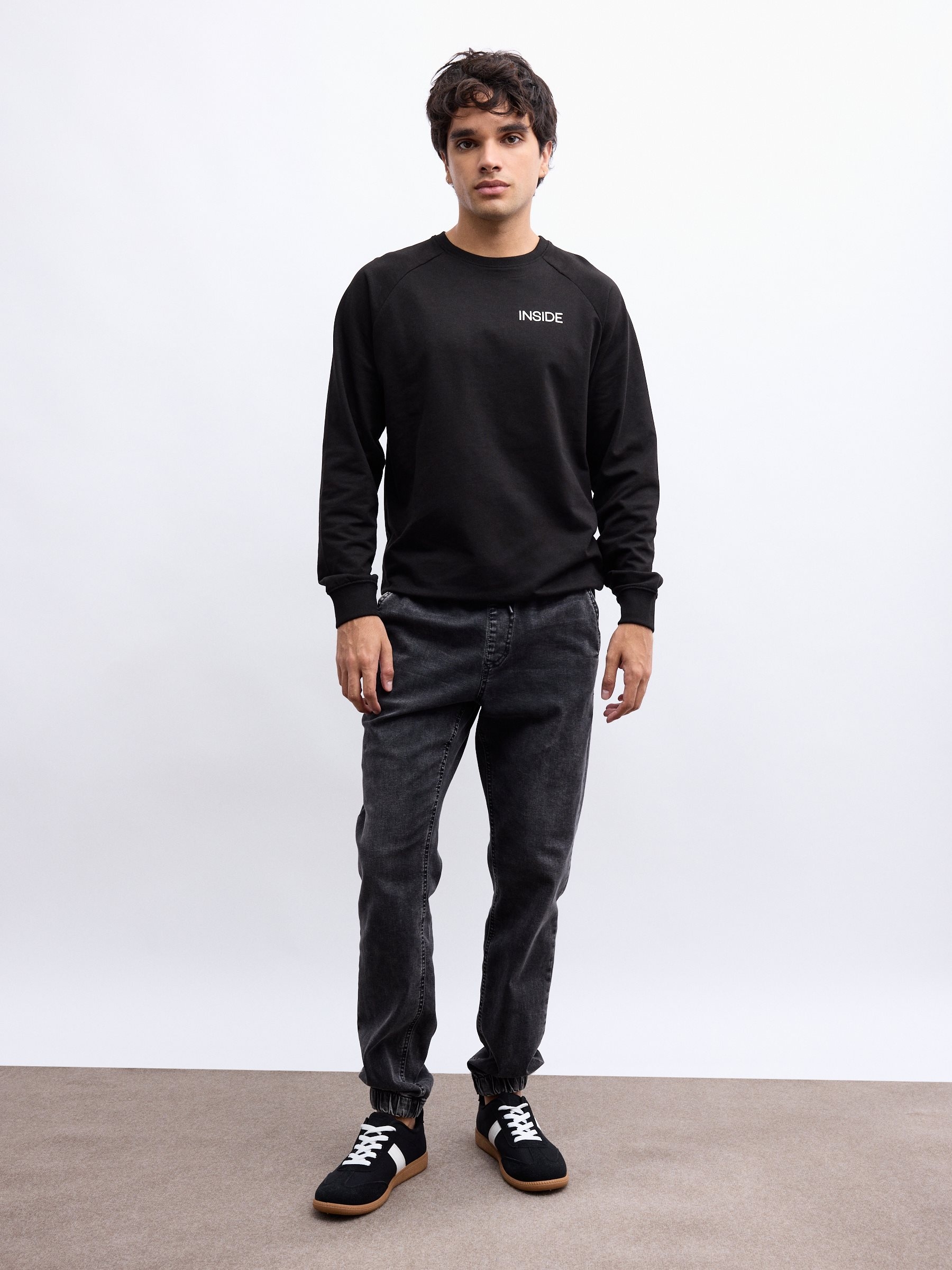 Los pantalones jogger son el complemento perfecto para cualquier atuendo informal para los jóvenes modernos INSIDE
