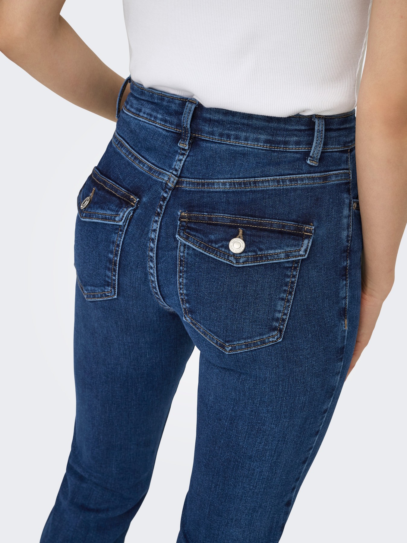 Only - Pantalón vaquero acampanado Onlblush Mw B-P Flared Dn Noos de algodón orgánico CmiA con elastomultiéster y elastano para mujer, cintura media y lavado oscuro ligeramente desgastado