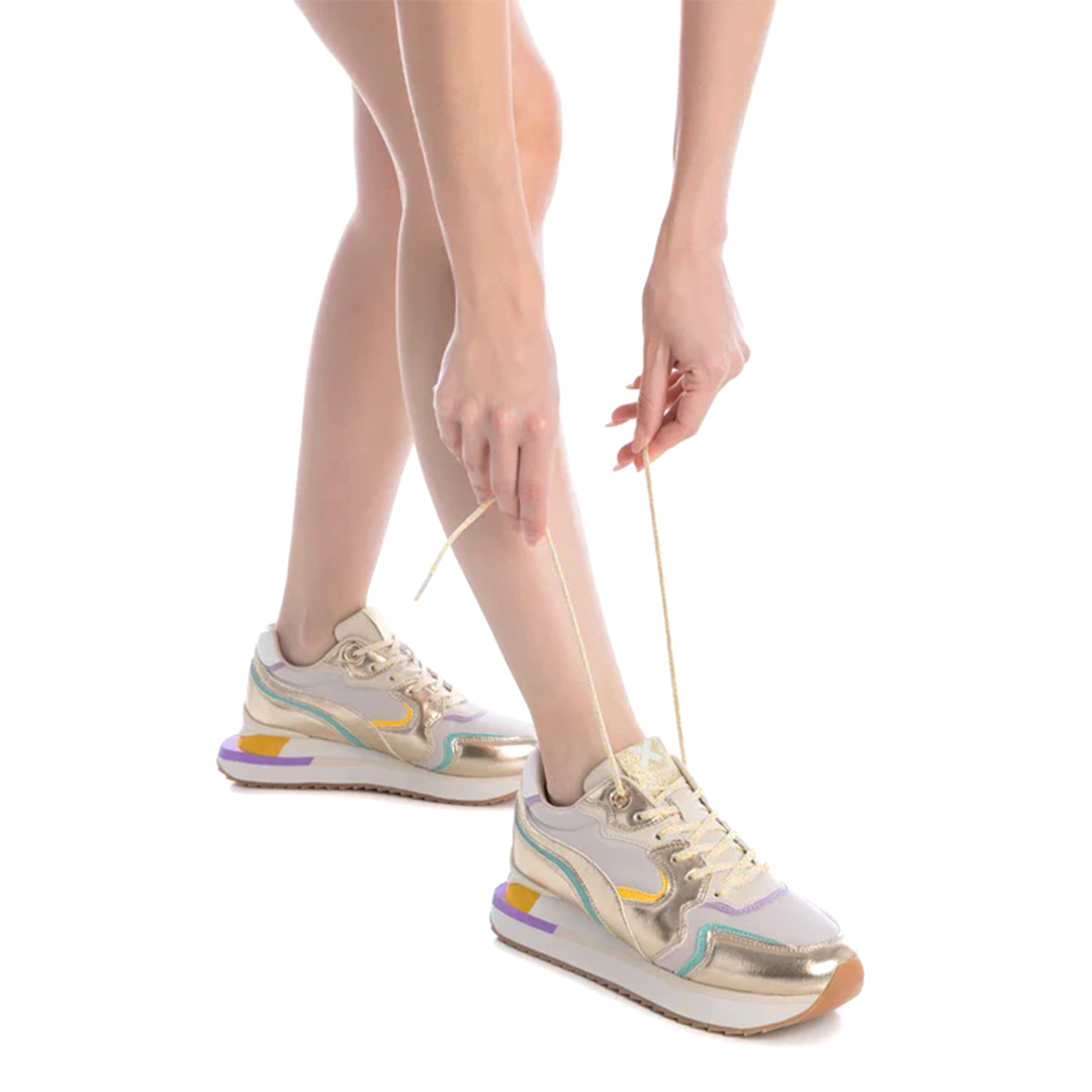 Shoes Zapatillas Deportivas marca Xti para mujer en color metalizado