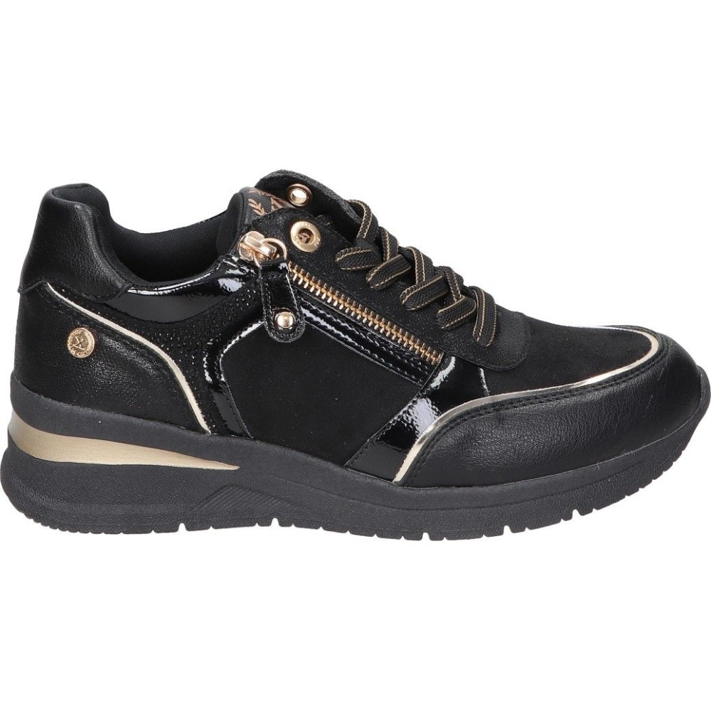 XTI | Zapatos con Cuña XTI para Mujer – Zapatos en Color Negro con Detalles en Dorado – Zapatos con Cordones y Cremallera – Cuña Media y Cómoda – Estilo Casual – Versátiles – Vegan – Modelo 144223