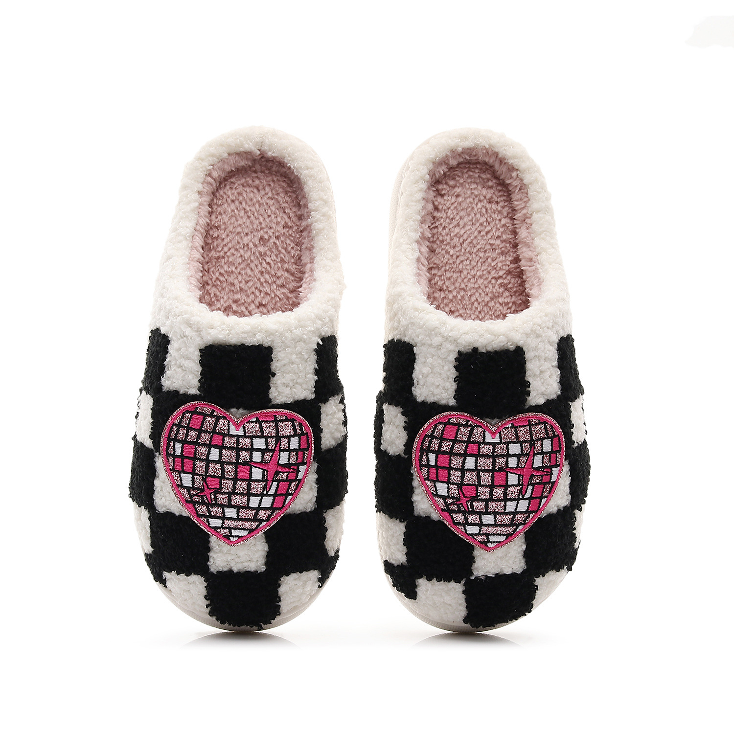 TK Tres pares de zapatillas de cuadros con corazones brillantes: negras, blancas y rosas. Suaves y divertidas para el hogar.