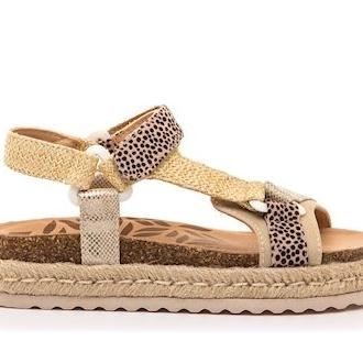 Sandalias niña Mustang de color manju platinum rafia animal print y platino con adorno de yute en la suela bio y con cierre de tira adherente para un perfecto ajuste muy comodas y tendencia este verano con certificado vegano by mustang