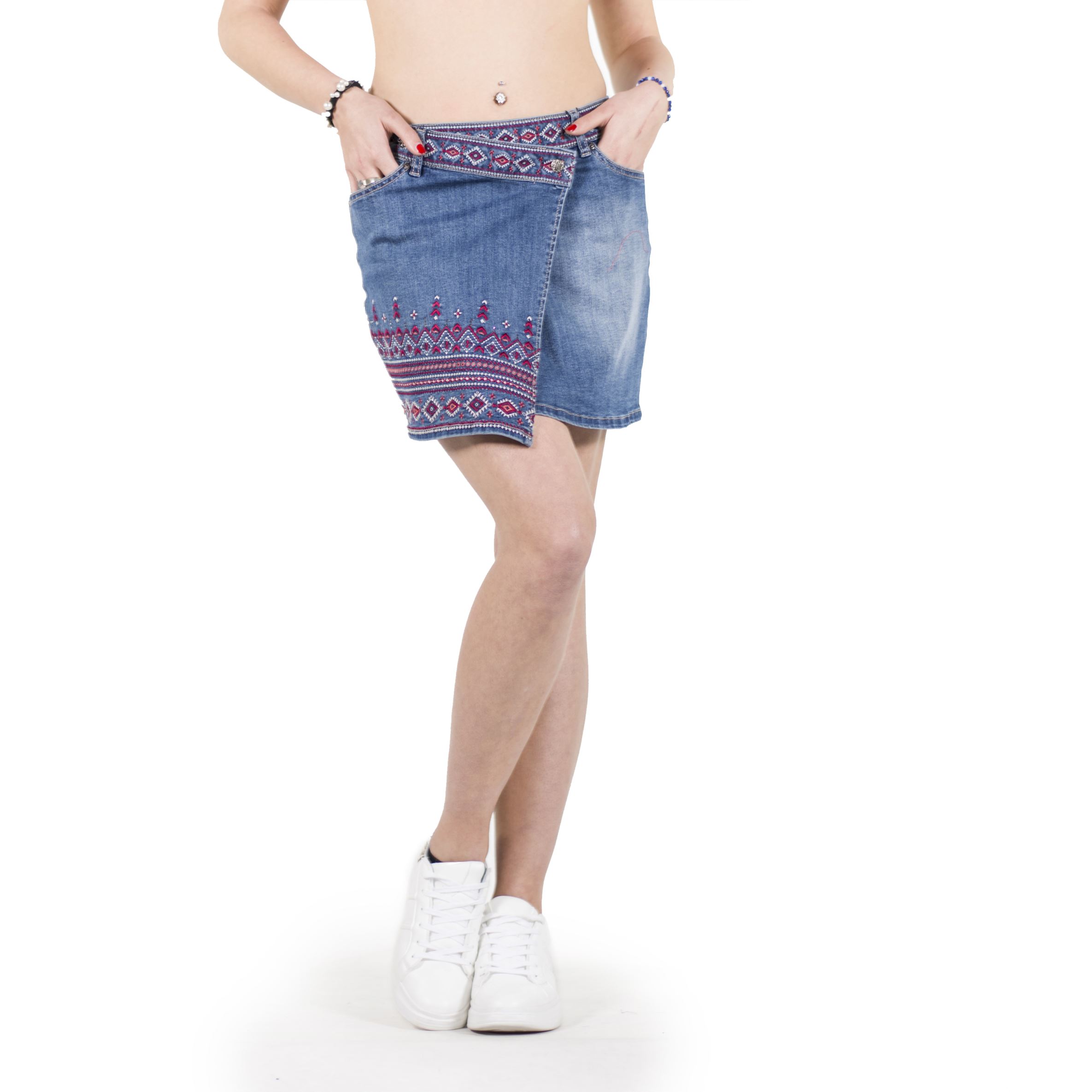 Koroshi - Falda vaquera mujer con bordado étnico y bajo asimétrico cruzado, denim elástico 73% algodón, azul medio