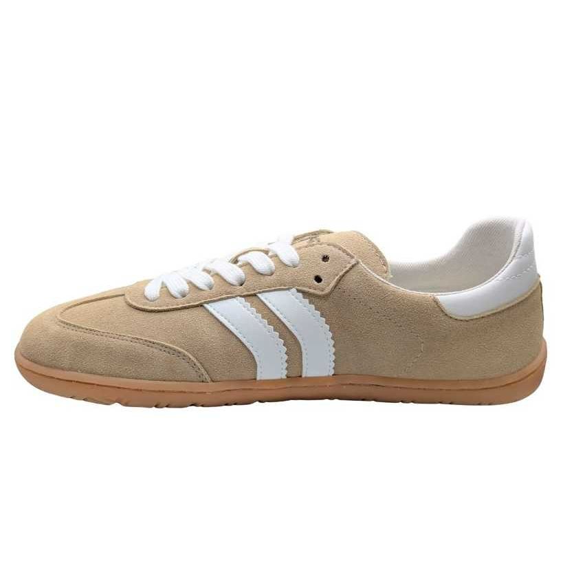 Coqueflex SERRAJE ARENA 4415 es una zapatilla barefoot ligera y flexible con diseño minimalista en Beige. Con zero drop, puntera amplia y suela fina, ofrece comodidad y movimiento natural para el día a día.