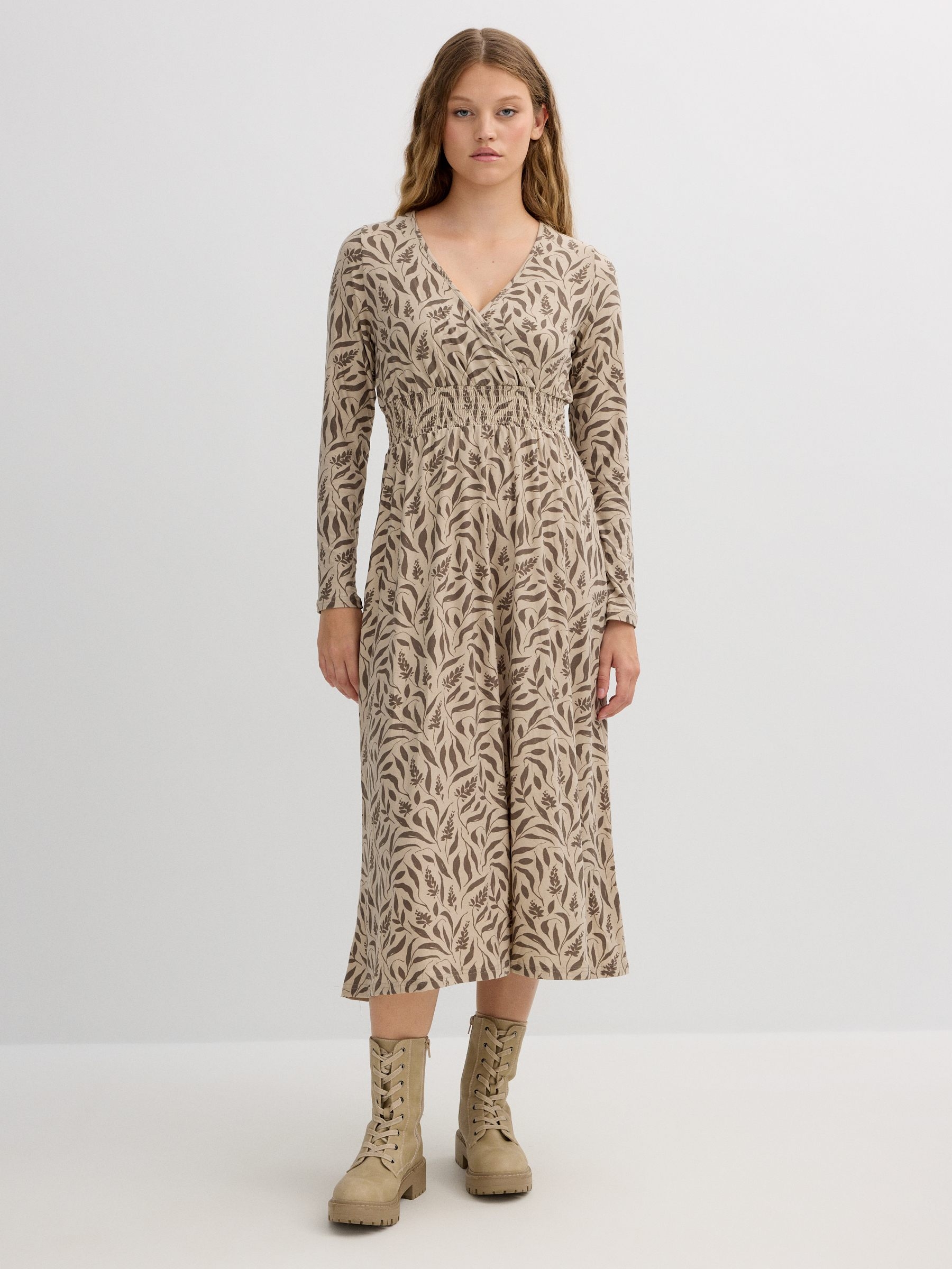 Vestido midi con escote cruzado y cintura elástica tipo nido de abeja INSIDE