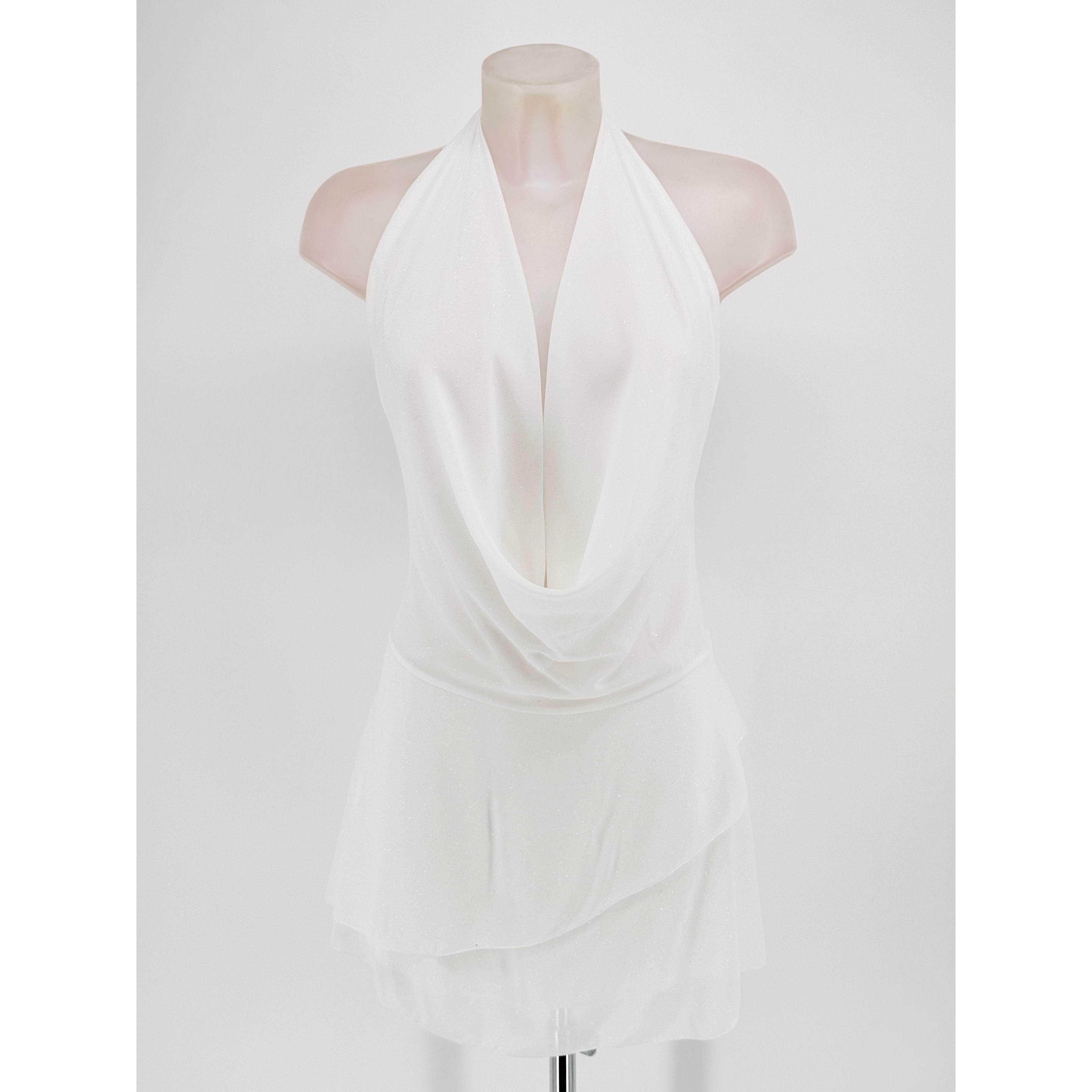 Vestido corto de chiffon para mujer con escote halter y diseño fluido. Tejido ligero con capas que aportan movimiento y elegancia. Disponible en varios colores, ideal para eventos, fiestas y ocasiones especiales.