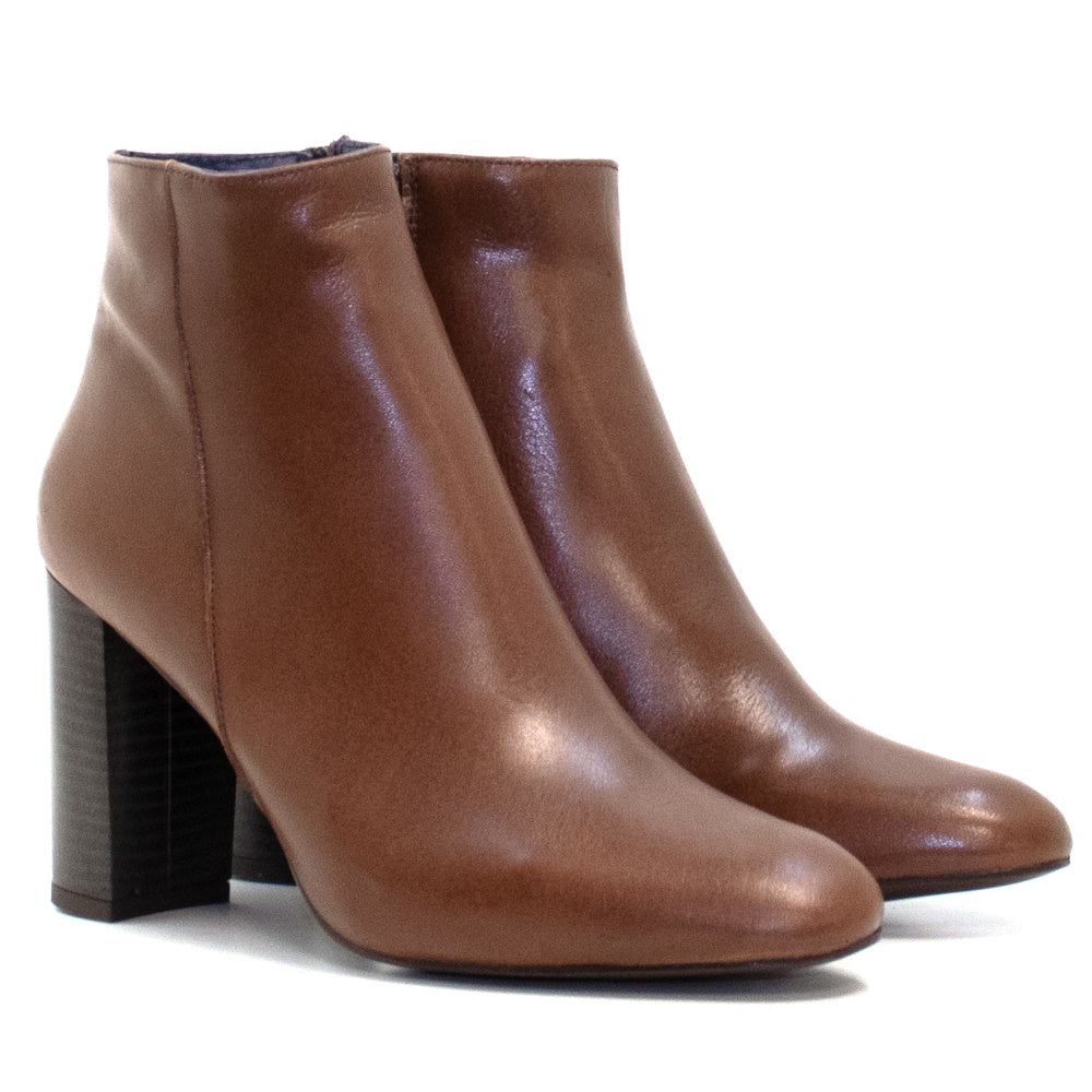 Botín Conchita 2 Coy Cuero de ELODIE para Mujer: Elegancia y comodidad con diseño artesanal español, fabricado en piel coy de alta calidad. Tacón medio de 75 mm que estiliza y proporciona confort dura