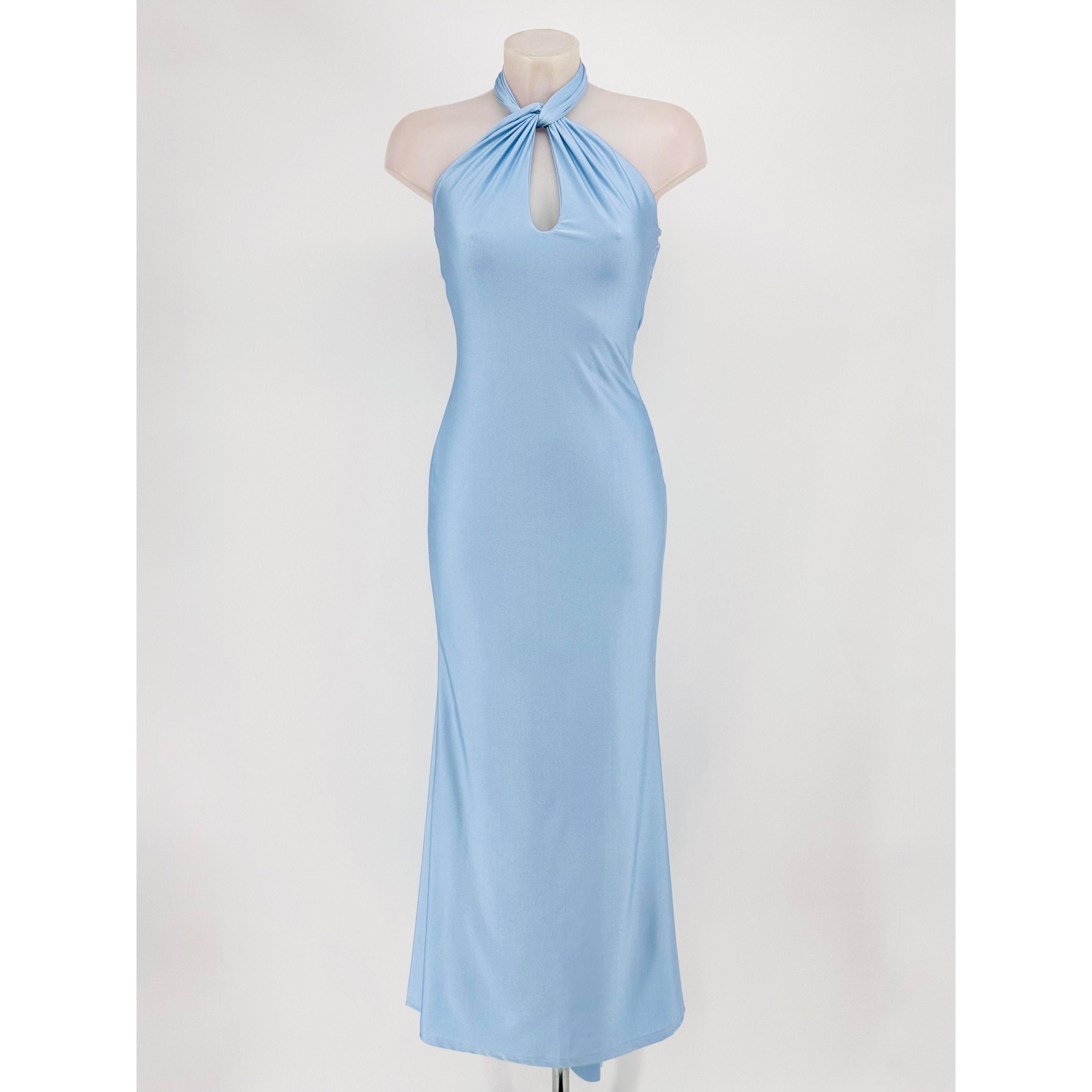 Vestido largo elegante con escote halter fruncido, abertura frontal y foulard trasero. Cómodo y con caída fluida. Disponible en varios colores