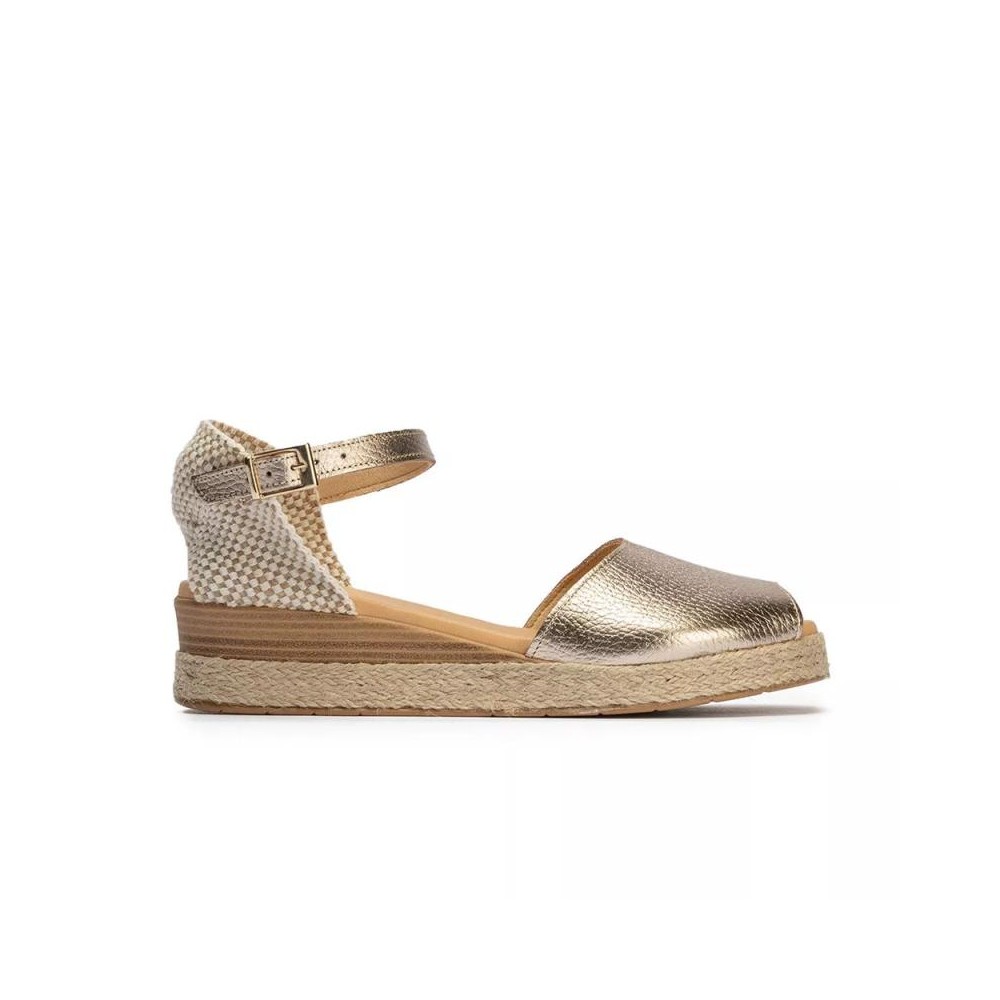 PITILLOS - Cuñas mujer 10580 en color oro metalizado con empeine de cuero y hebilla ajustable para primavera y verano