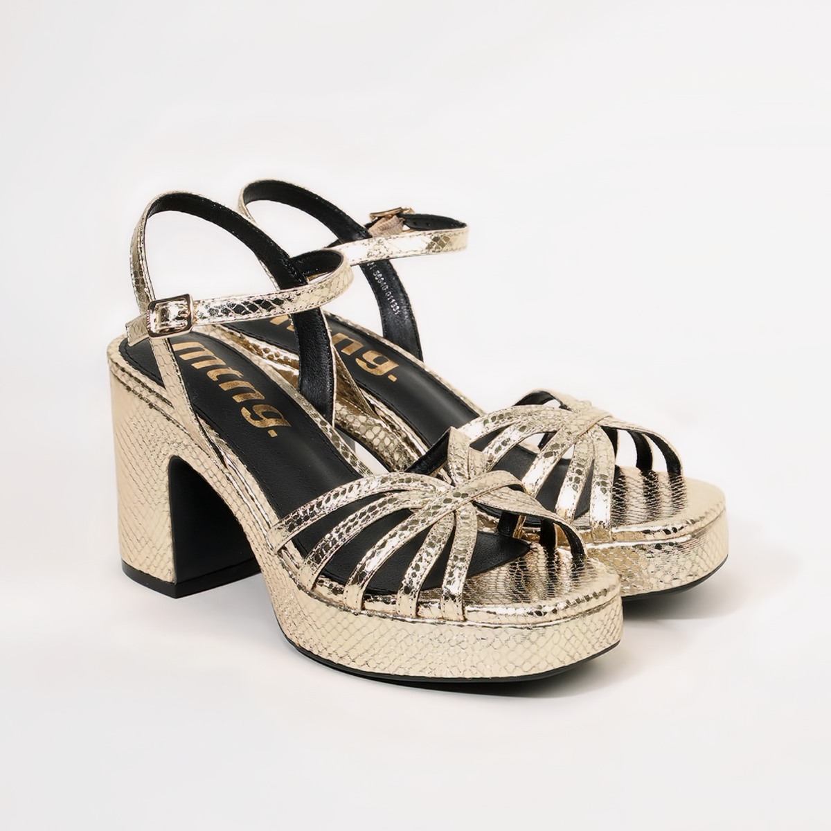 Sandalias Mustang modelo 56646 en color Metal