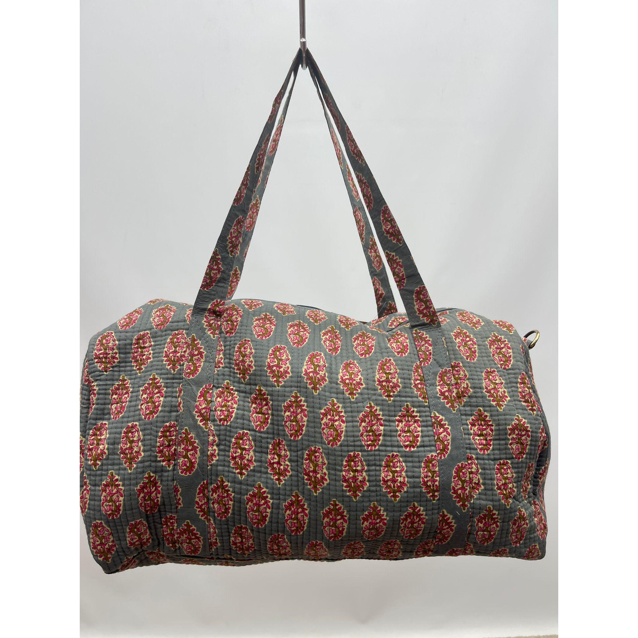 Bolsa de viaje con estampado floral de color gris y flores de color rosa chicle con tallos teja 26x50x23 cm – Ideal para universidad, viajes y tendencia 2026