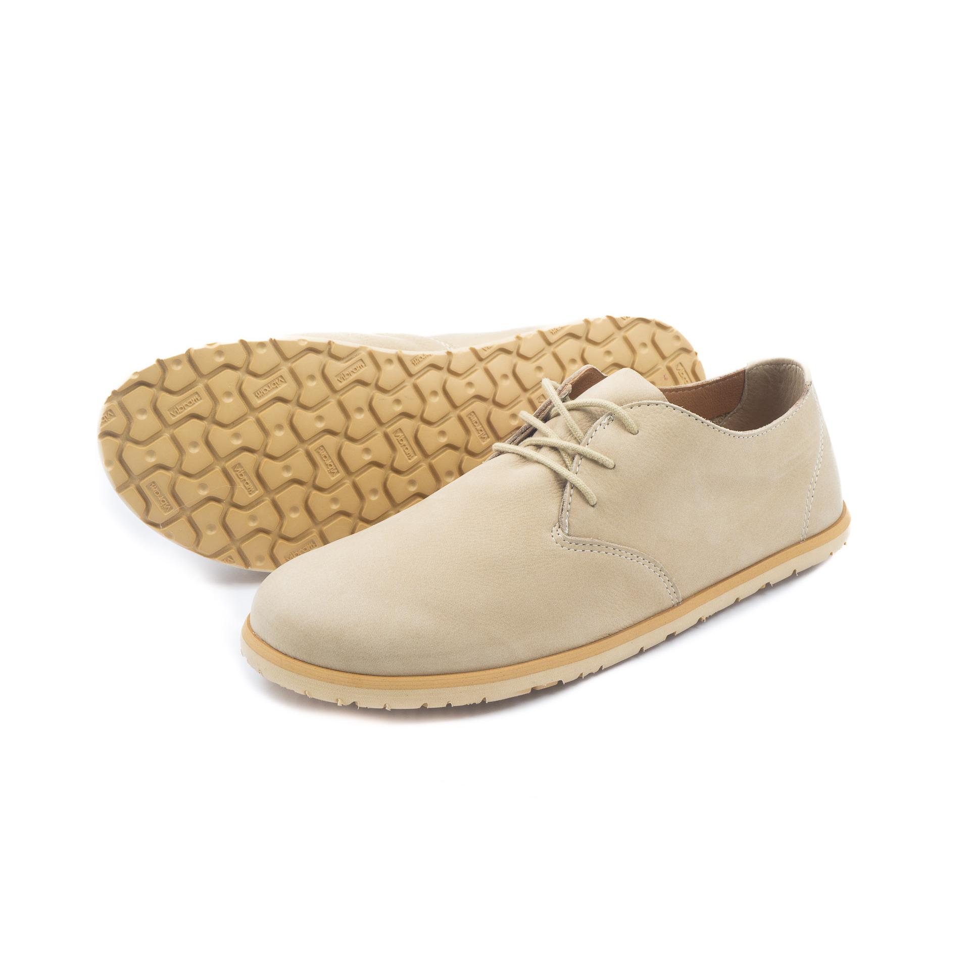 Pies Sucios Pisuka Haru Beige, zapatos minimalistas elegantes para hombre — Ligeros y flexibles — Piel natural, suela Vibram