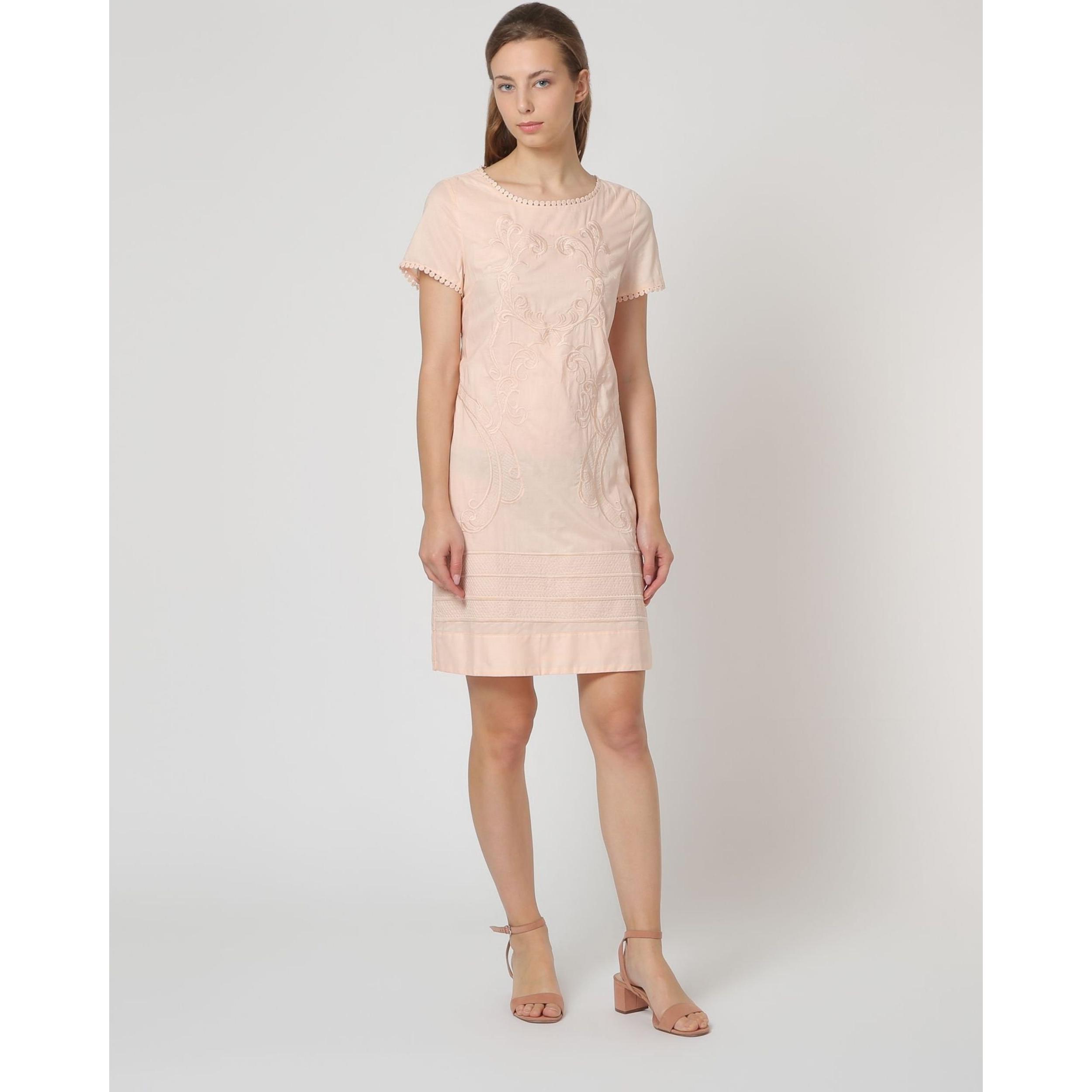Vestido de algodón con bordado delantero, manga corta y forro. Cómodo, elegante y versátil, ideal para looks frescos y femeninos - REF: AN-160177