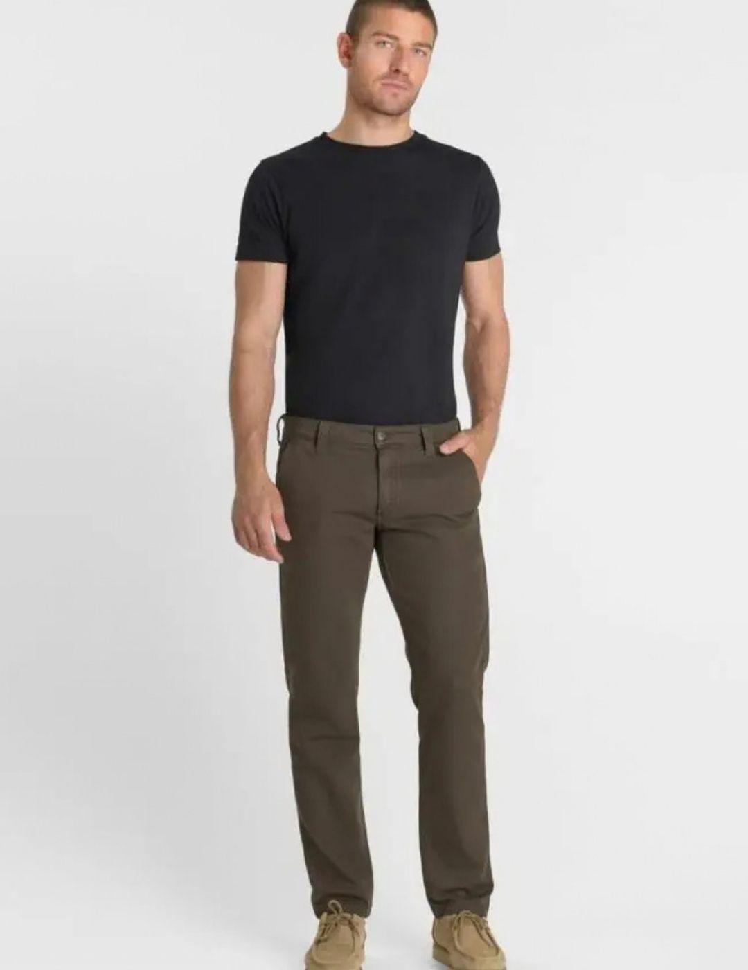 Pantalon Le Temps Des Cerices chino jogg Kyle Marrón Hombre