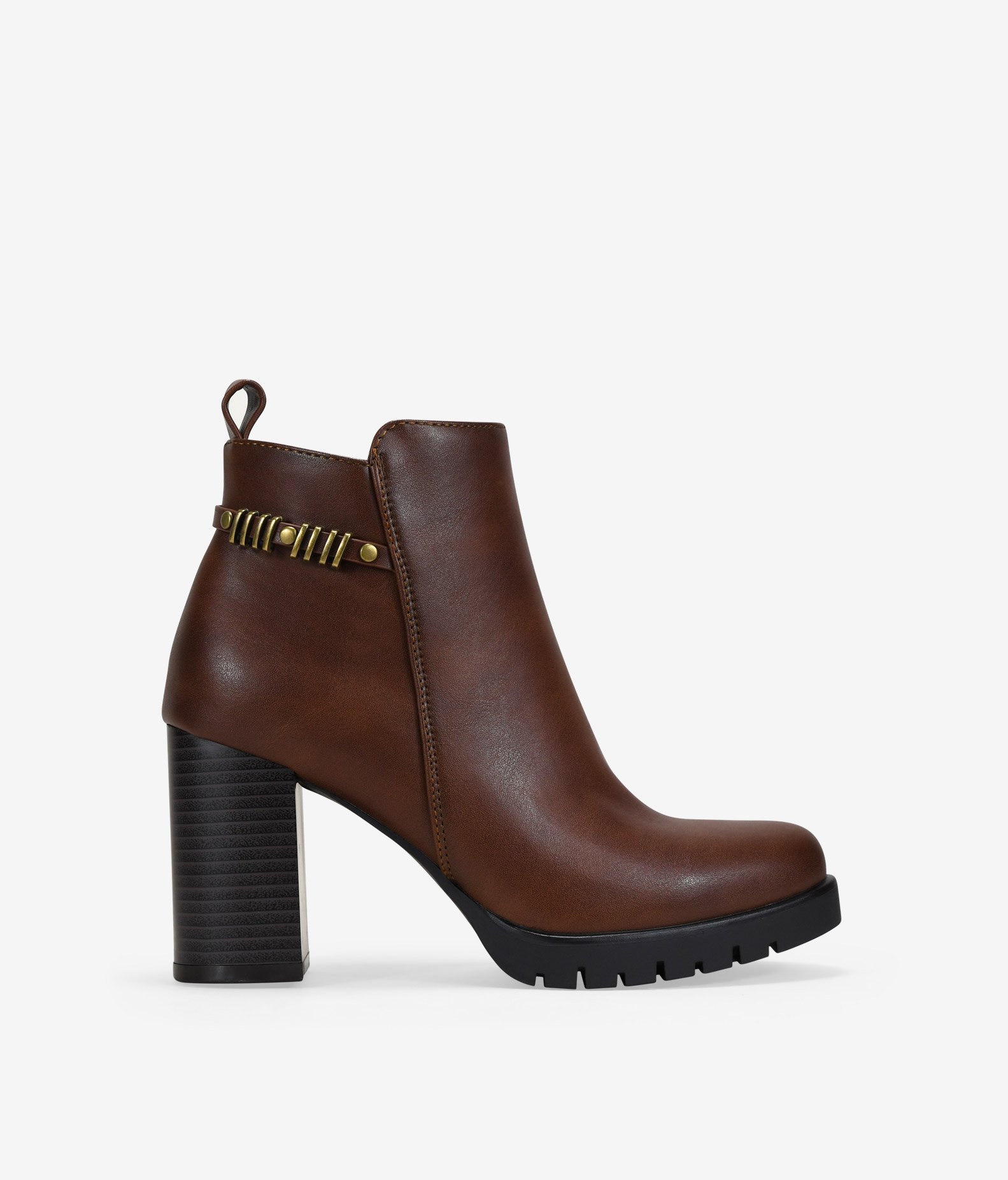 Bosanova Botines de tacón para mujer con piezas metálicas decorativas y suela de plataforma dentada con tacón efecto madera. Cierre con cremallera.