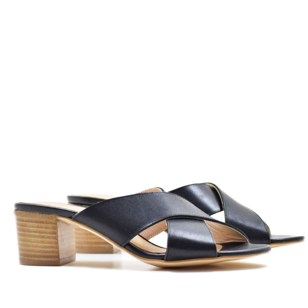 Sandalia Colmar Napa Negro para Mujer - Elegancia y Comodidad en Cada Paso: Fabricada en España con piel napa de alta calidad, esta sandalia ofrece un tacón medio de 50mm que combina estilo contemporá