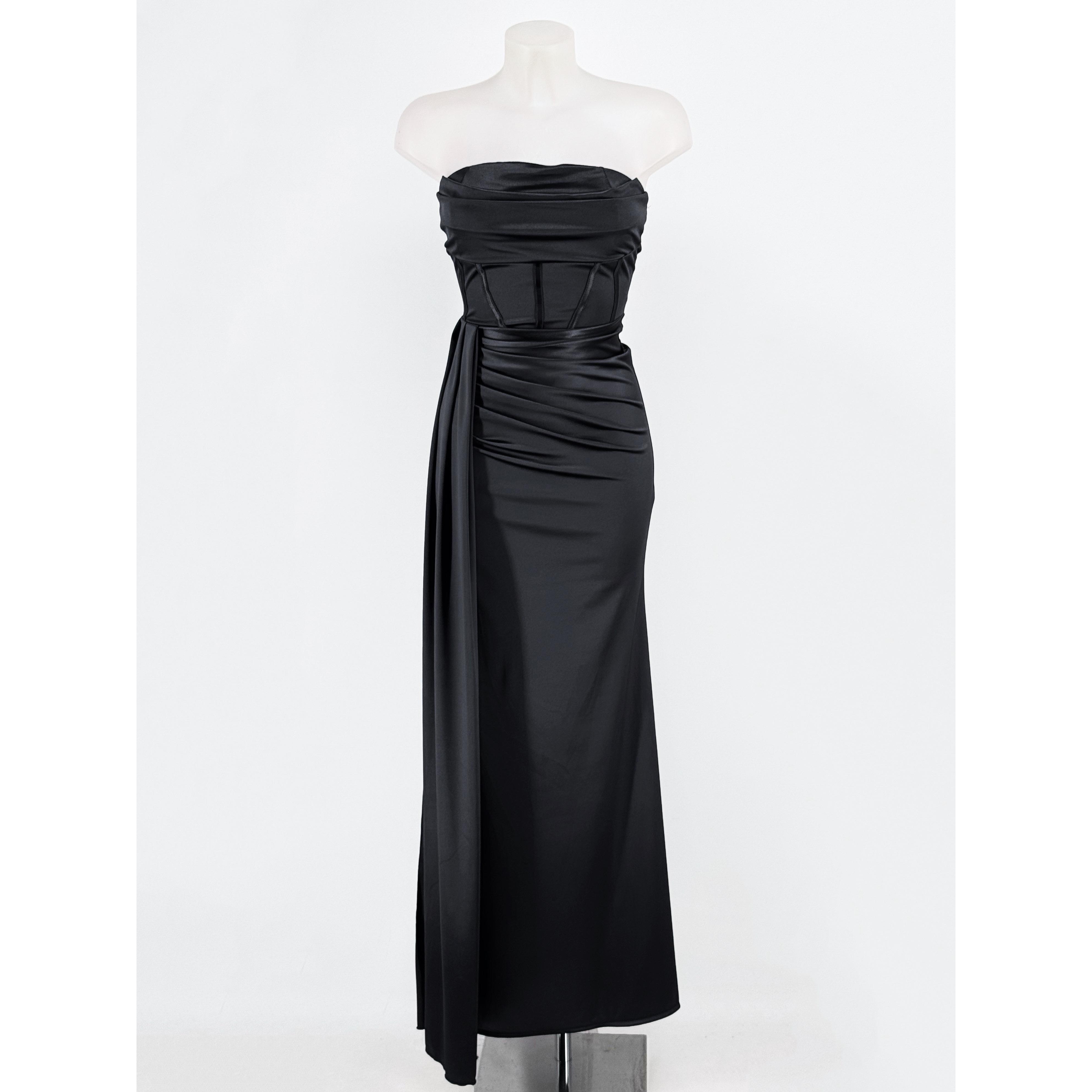 Vestido largo ajustado cola de sirena con abertura en la pierna, escote palabra de honor tejido de licra y elástico, diseño de frunce en la parte del abdomen  y trasera. Espalada descubierta y cremallera invisible. Amplia gama de colores