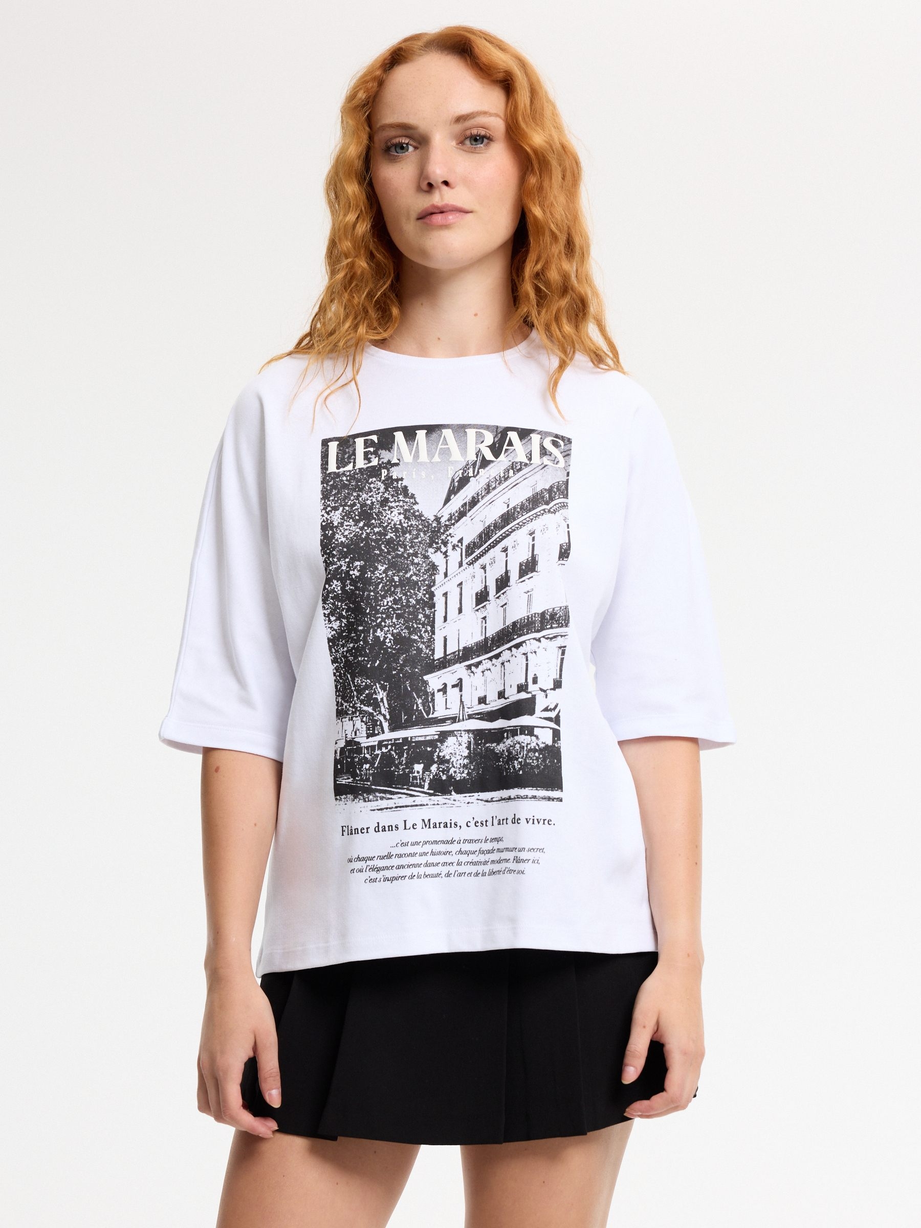 Camiseta oversize blanca de algodón, cuello redondo y manga 3/4 con estampado gráfico en blanco y negro INSIDE