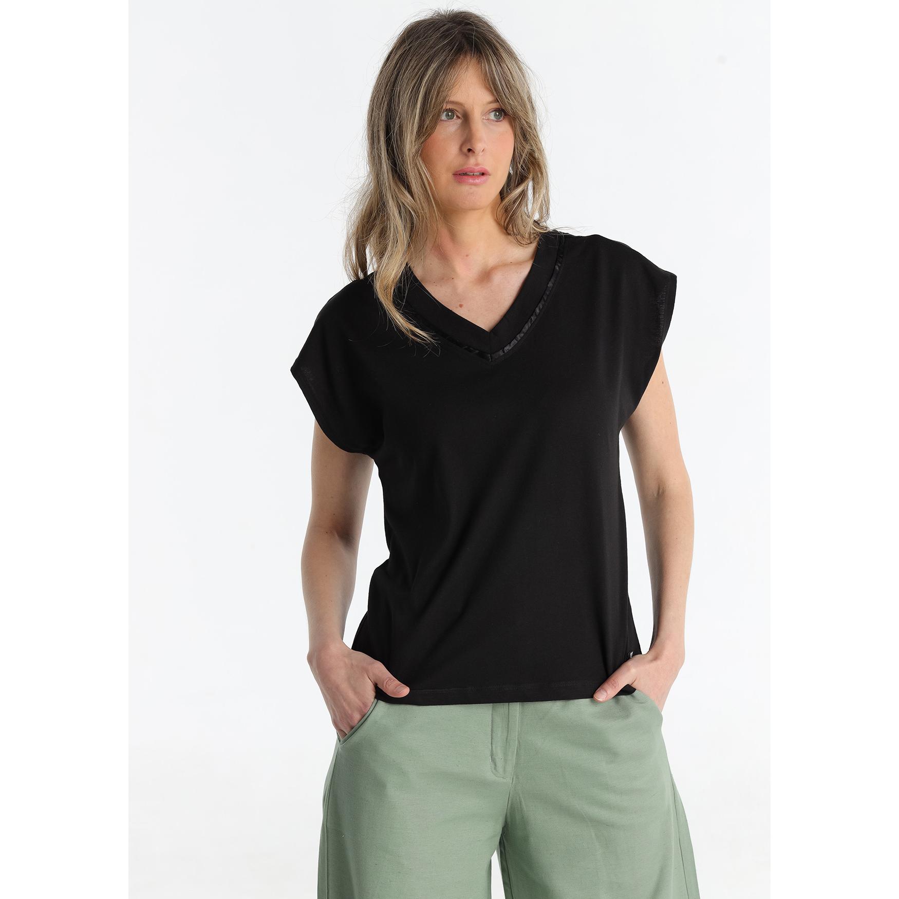 Victorio & Lucchino - Camiseta Detalle Cuello Black