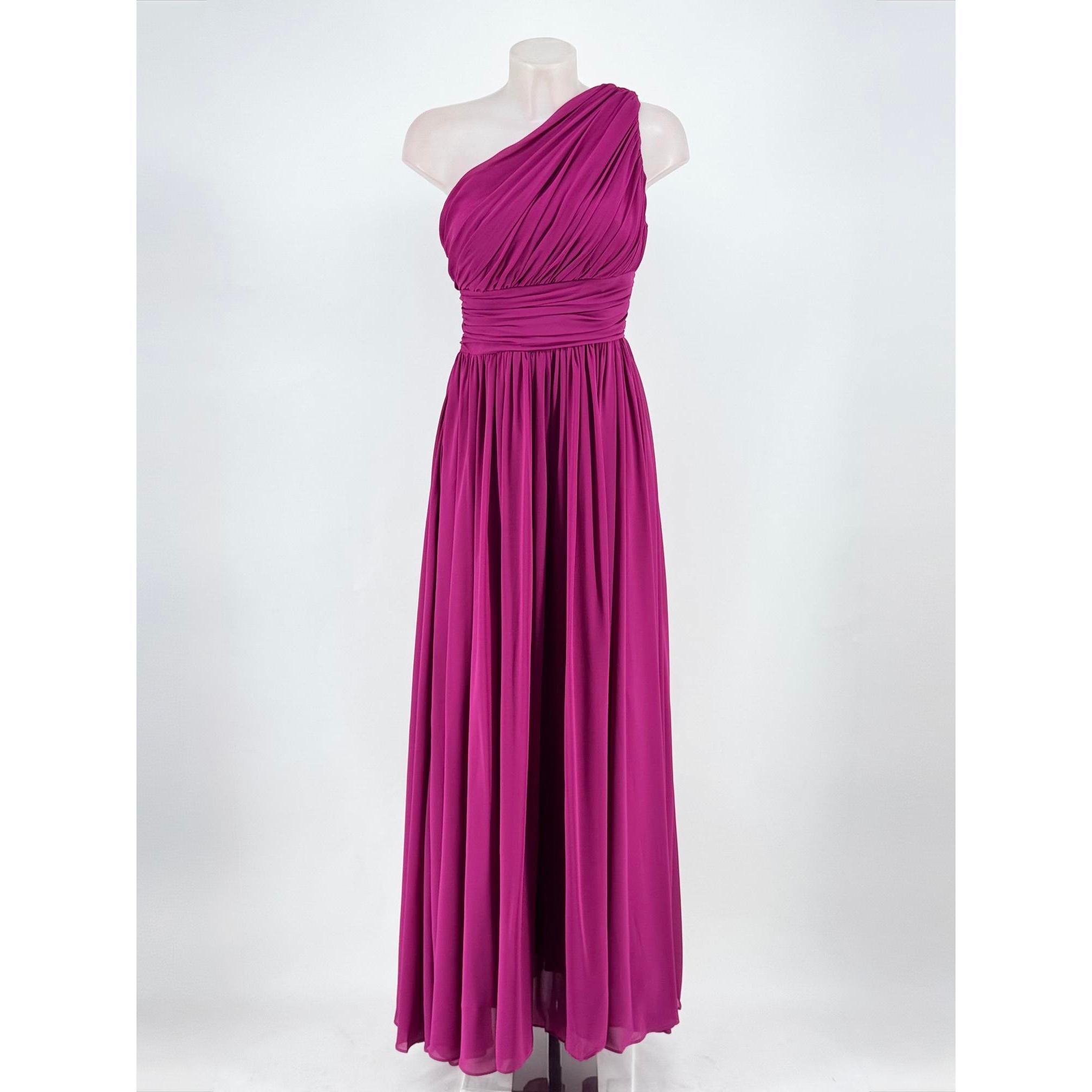 Vestido largo elegante con escote asimétrico de un hombro, cuerpo drapeado y falda fluida de chiffon. Con cremallera invisible lateral. Disponible en varios colores y tallas M/L y L/XL.