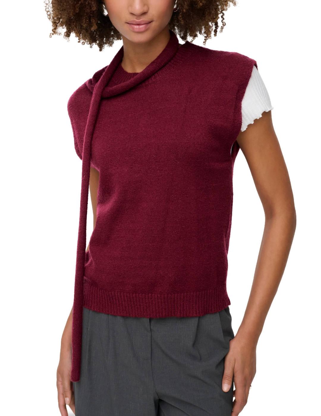 Chaleco Only Yolanda granate detalle al cuello para mujer