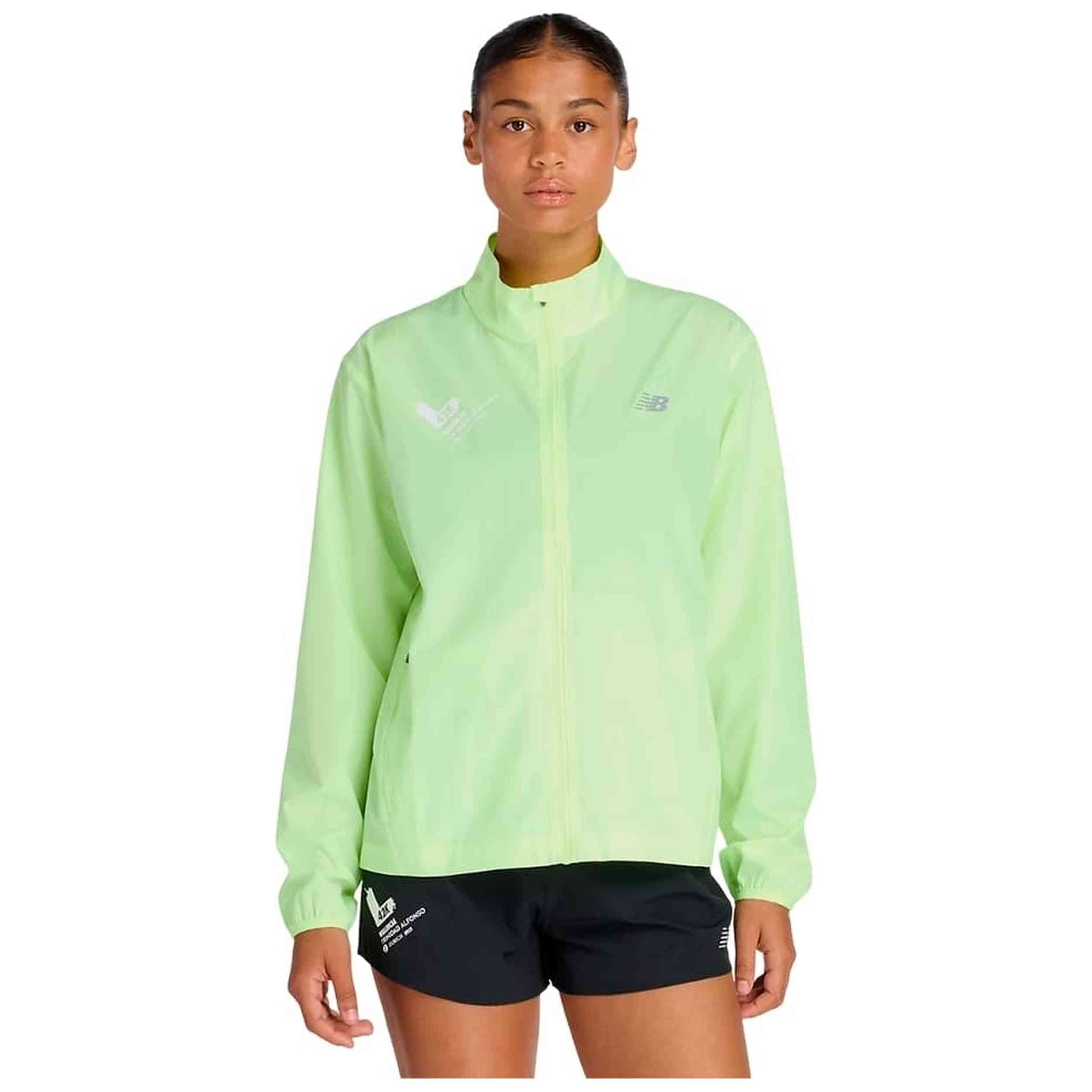 Chaqueta New Balance modelo Chaqueta New Balance Valencia Marathon 2025 Sport Essentials verde mujer para Mujer en color Verde