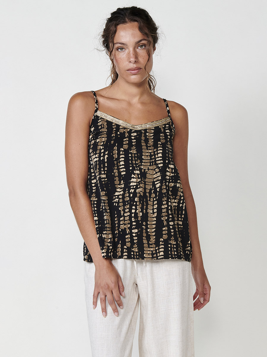 Koroshi - Blusa de tirantes satinada con estampado tie dye negro y dorado, banda de pedrería en escote pico para mujer