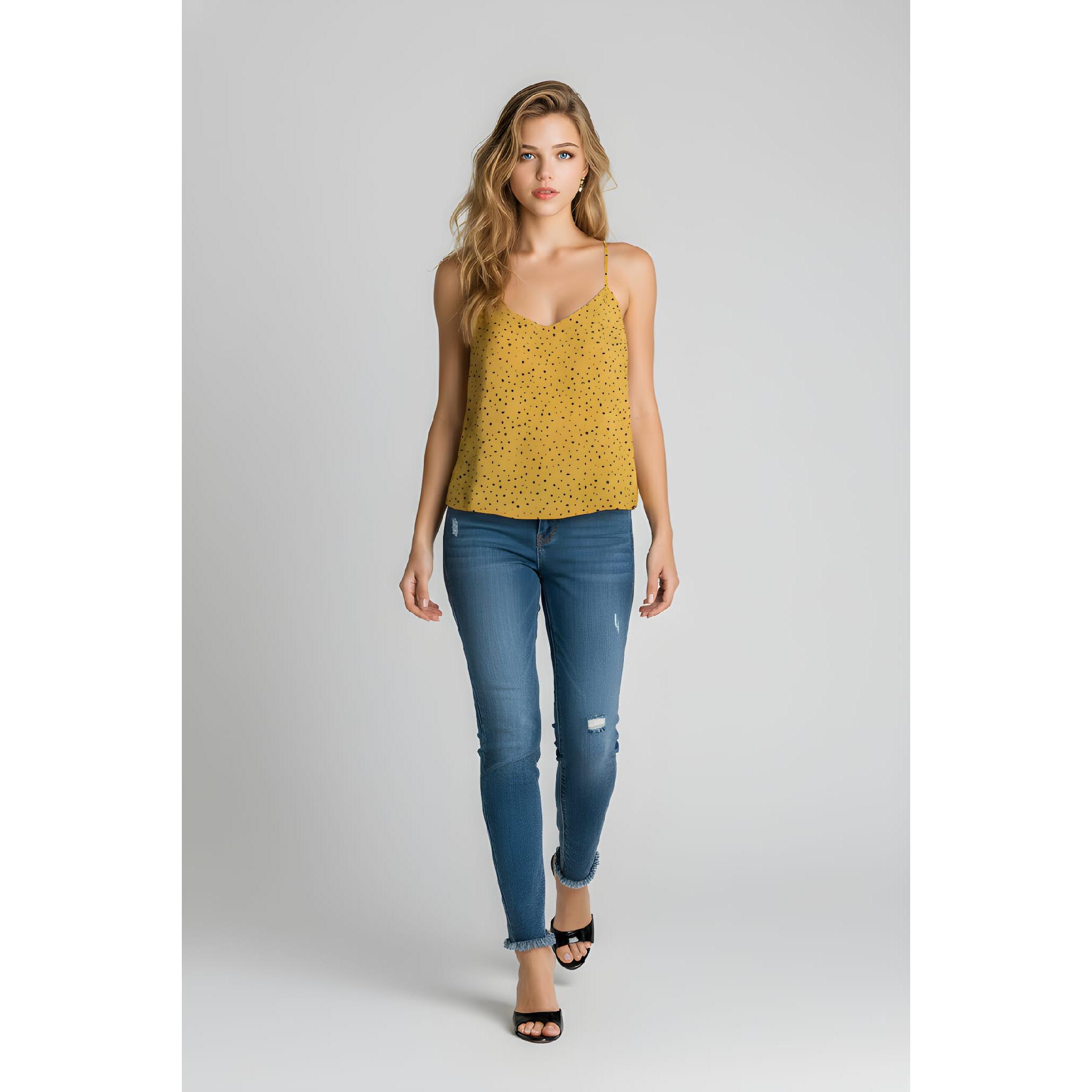 Blusa de lunares con tirantes finos regulables, escote en V y espalda elástica, diseño ligero y femenino ideal para verano y looks frescos- REF: LA-070440