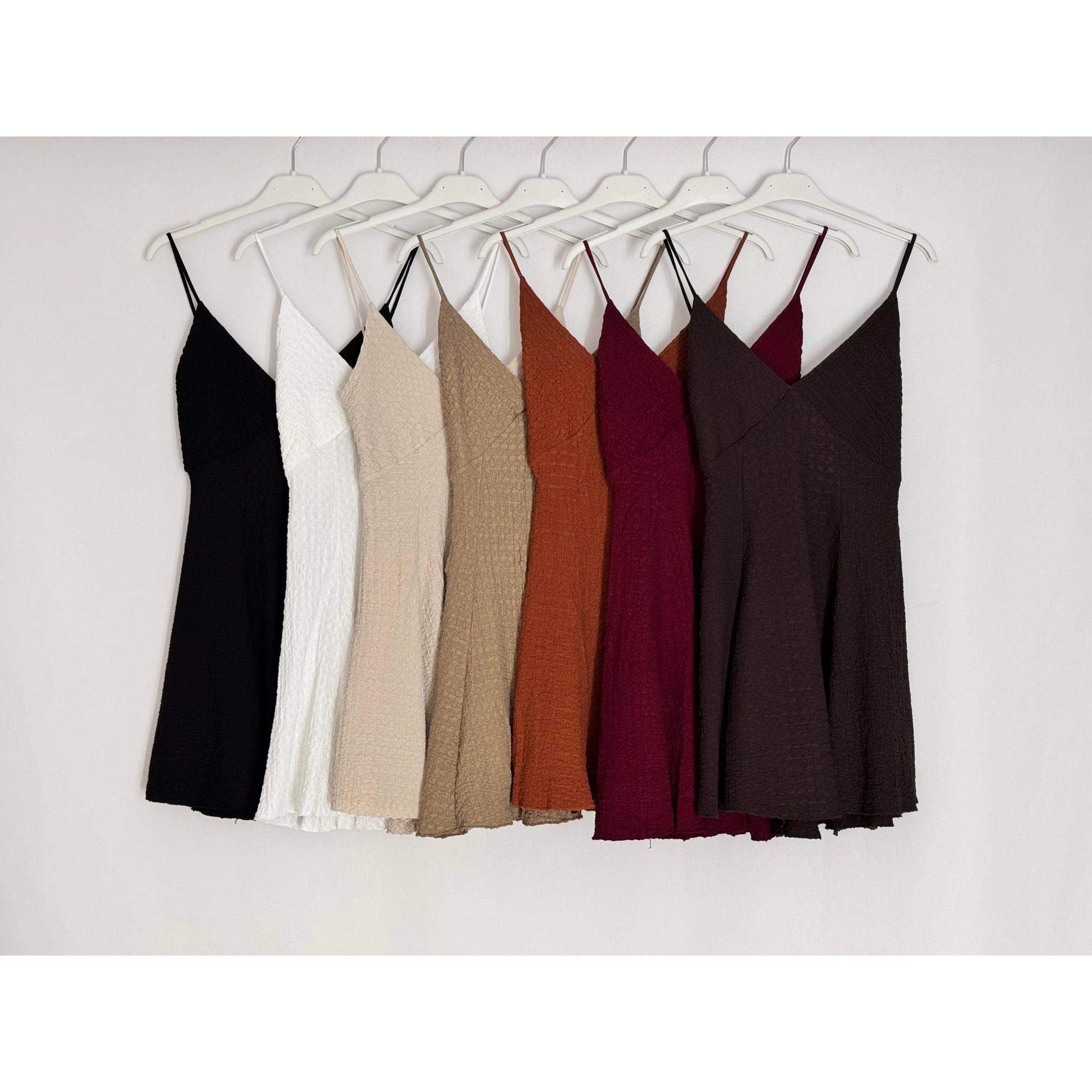 Mono Corto de Mujer con Espalda Descubierta y Lazada Cruzada: Estilo Veraniego con Escote en V, Tirantes Finos y Tejido Texturizado de Ajuste Perfecto Talla Única (34 a 38) Disponible en Varios Colores Elegantes