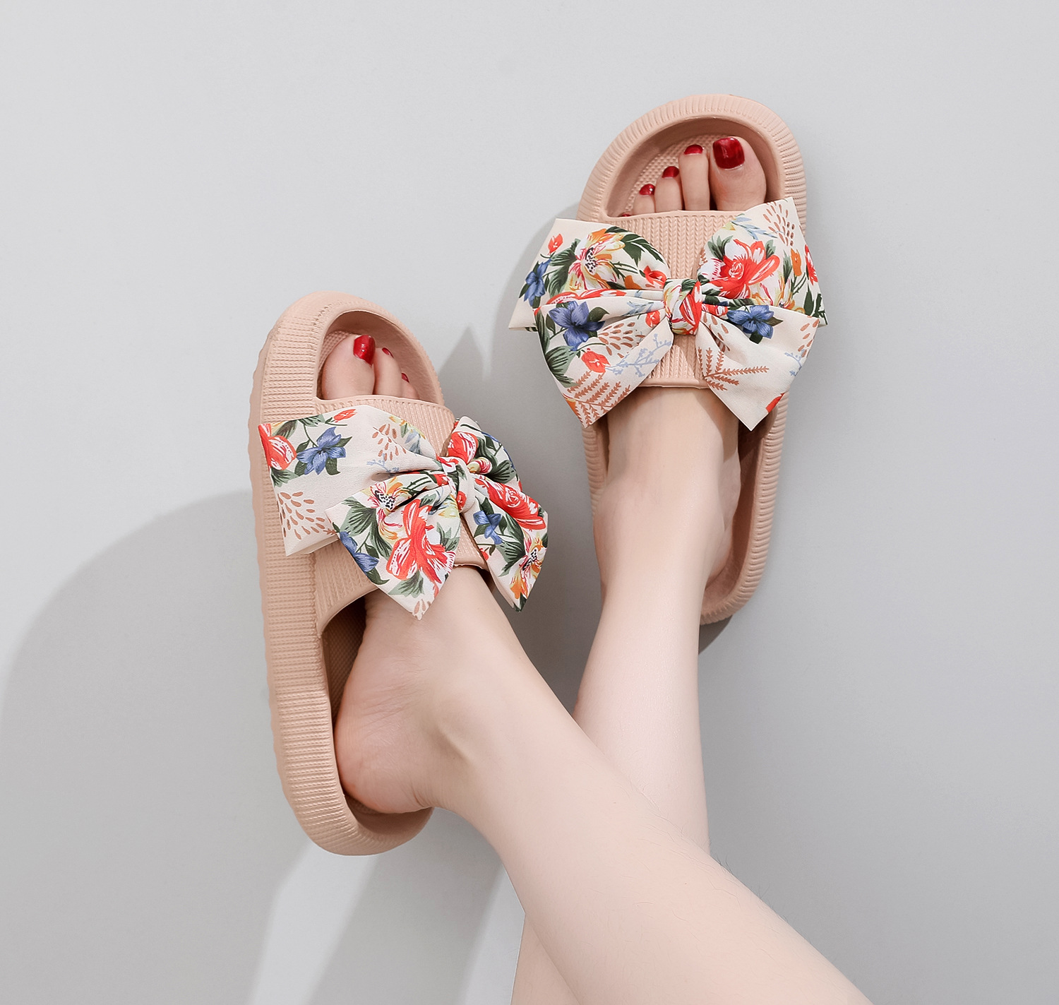 TK Zapatillas brillantes con la palabra "BRIDE" en pedrería – Diseño romántico en felpa color beige claro