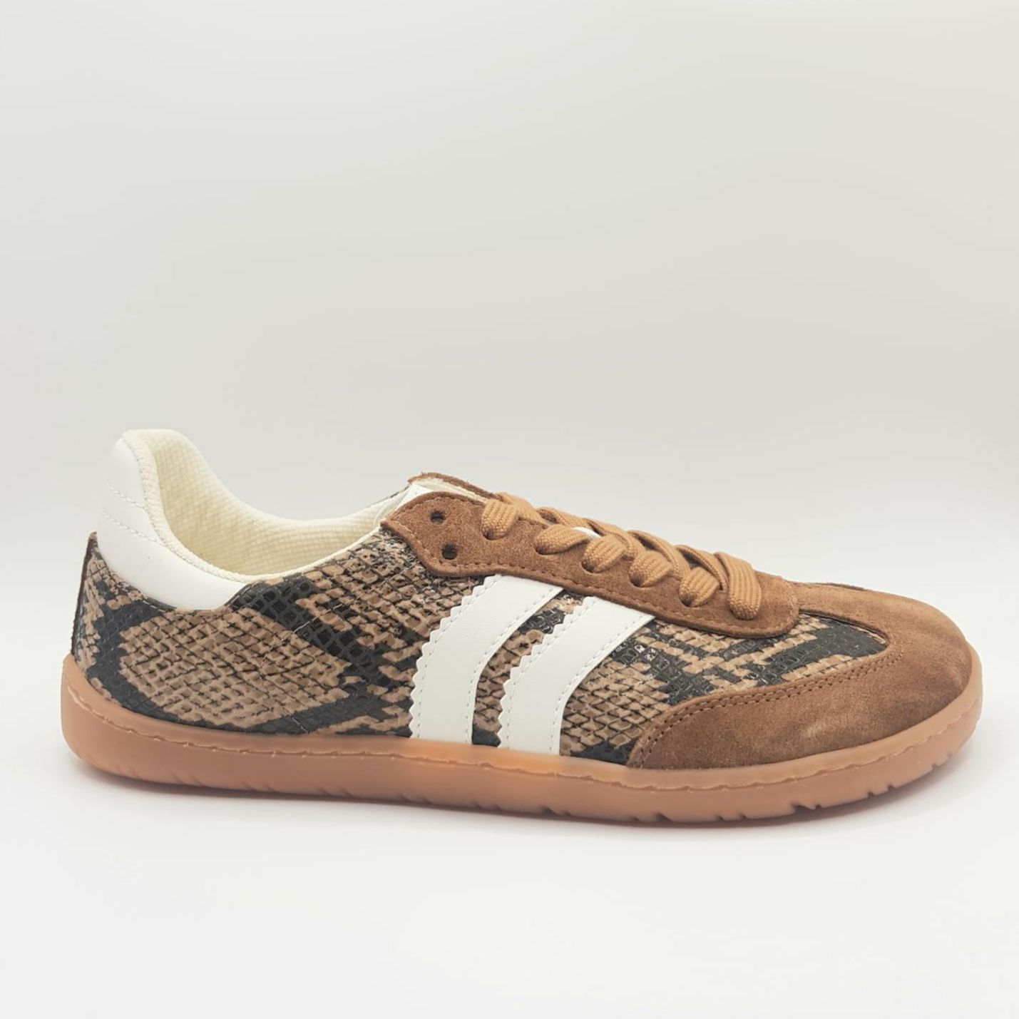 Coqueflex Trick Win camel animal print. Zero drop y horma ancha que permite el libre movimiento de los dedos, hecha con materiales veganos, cuenta con plantilla extraíble