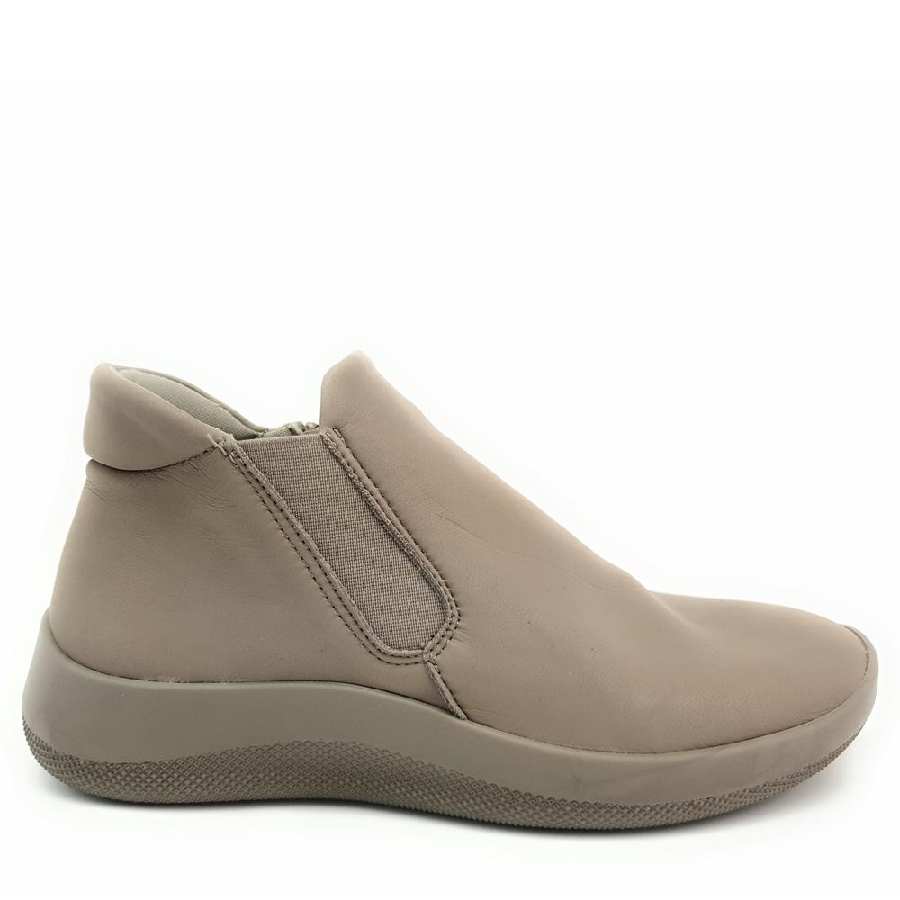 Cómoda  Botín mujer Arcopedico LOUISE licra elástica transpirable tipo nubuck taupe, vegana e hidrofugada. Ajuste elástico lateral. Suelacon sistema Doble Arco planta Altura Tacón bajo (3-5 cm) Referencia 4686-J71