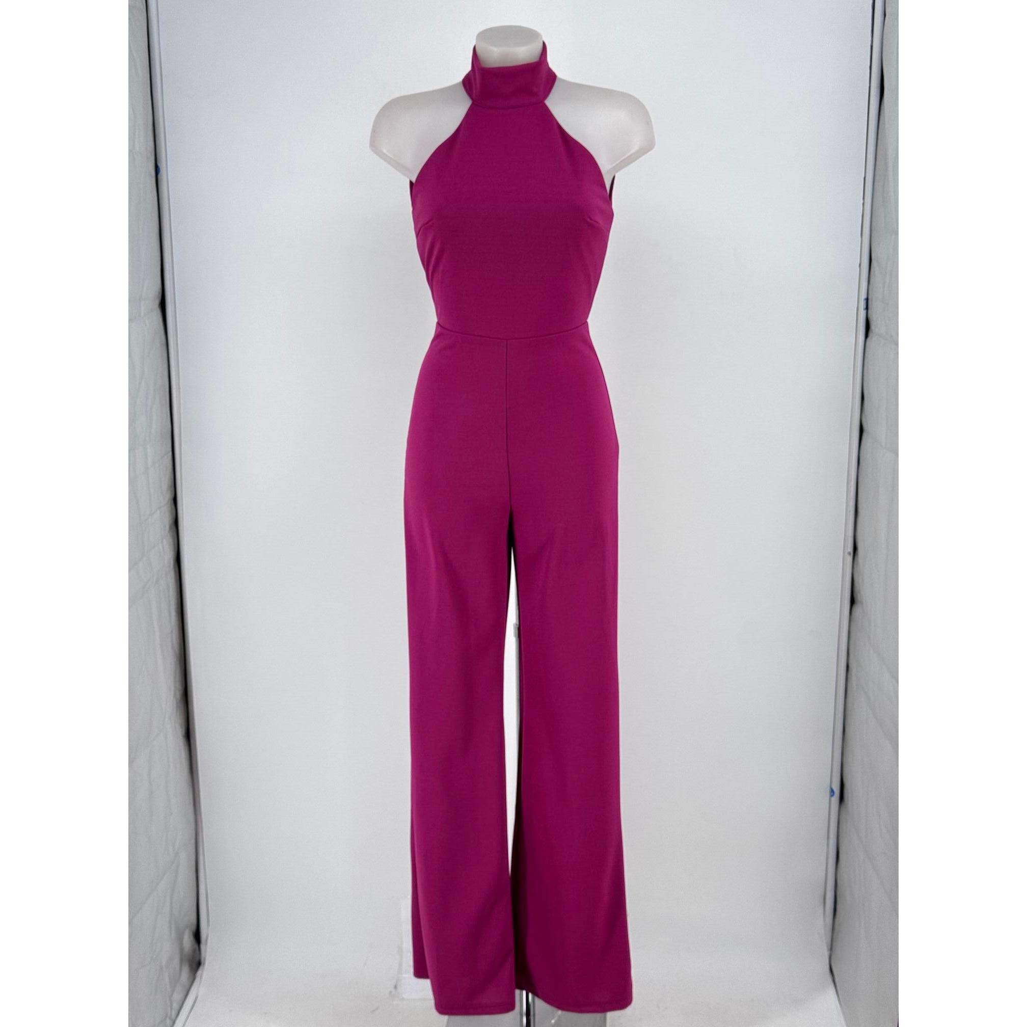 Mono largo de mujer en tejido scuba crep con escote halter y espalda descubierta. Diseño elegante con pierna ancha que estiliza la figura. Disponible en varios colores, ideal para eventos, fiestas y ocasiones especiales. Un mono moderno, sofisticado.