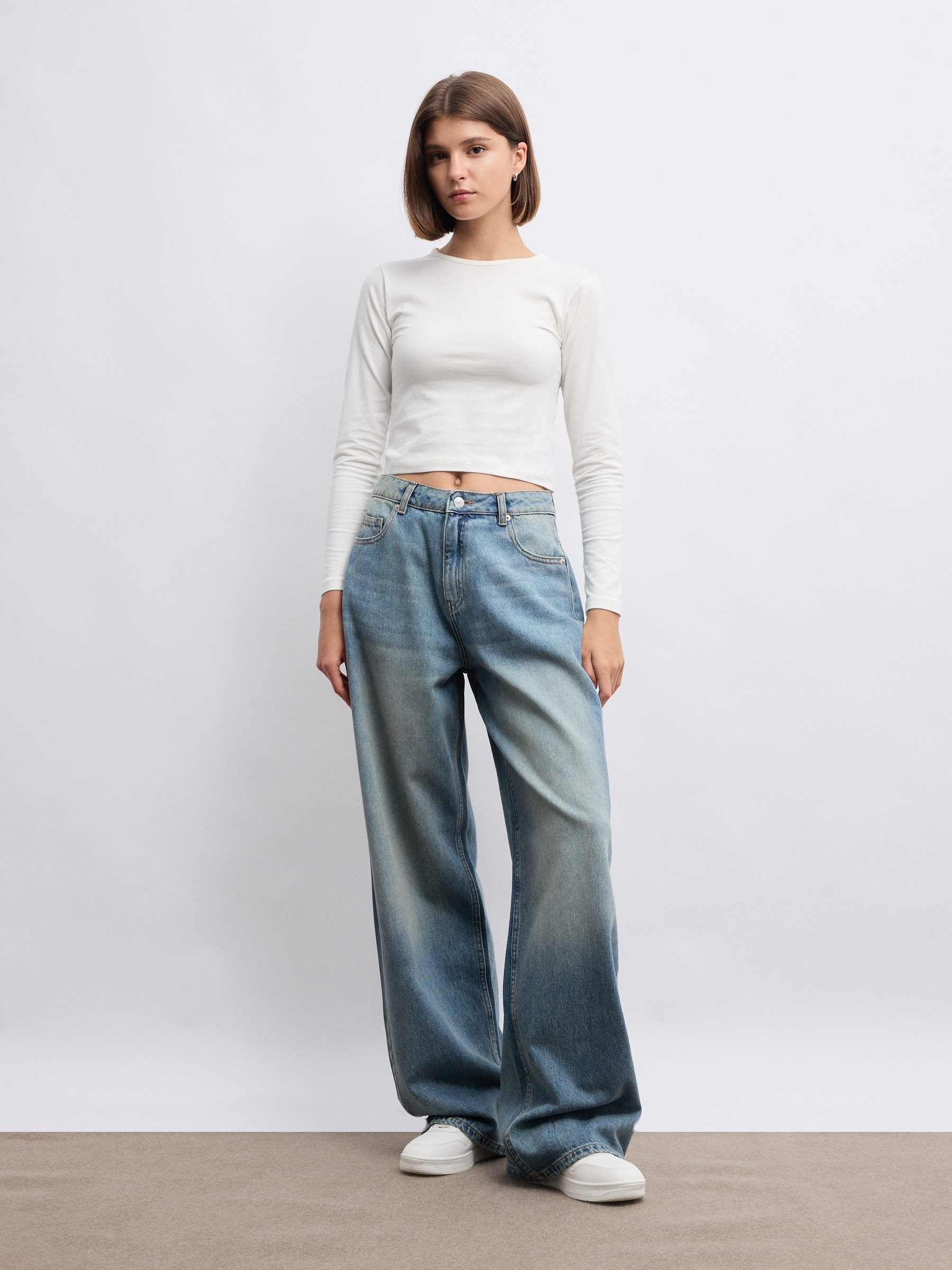 Jeans wide leg de tiro alto, confeccionados en algodón, color azul medio con efecto lavado, diseño cinco bolsillos INSIDE