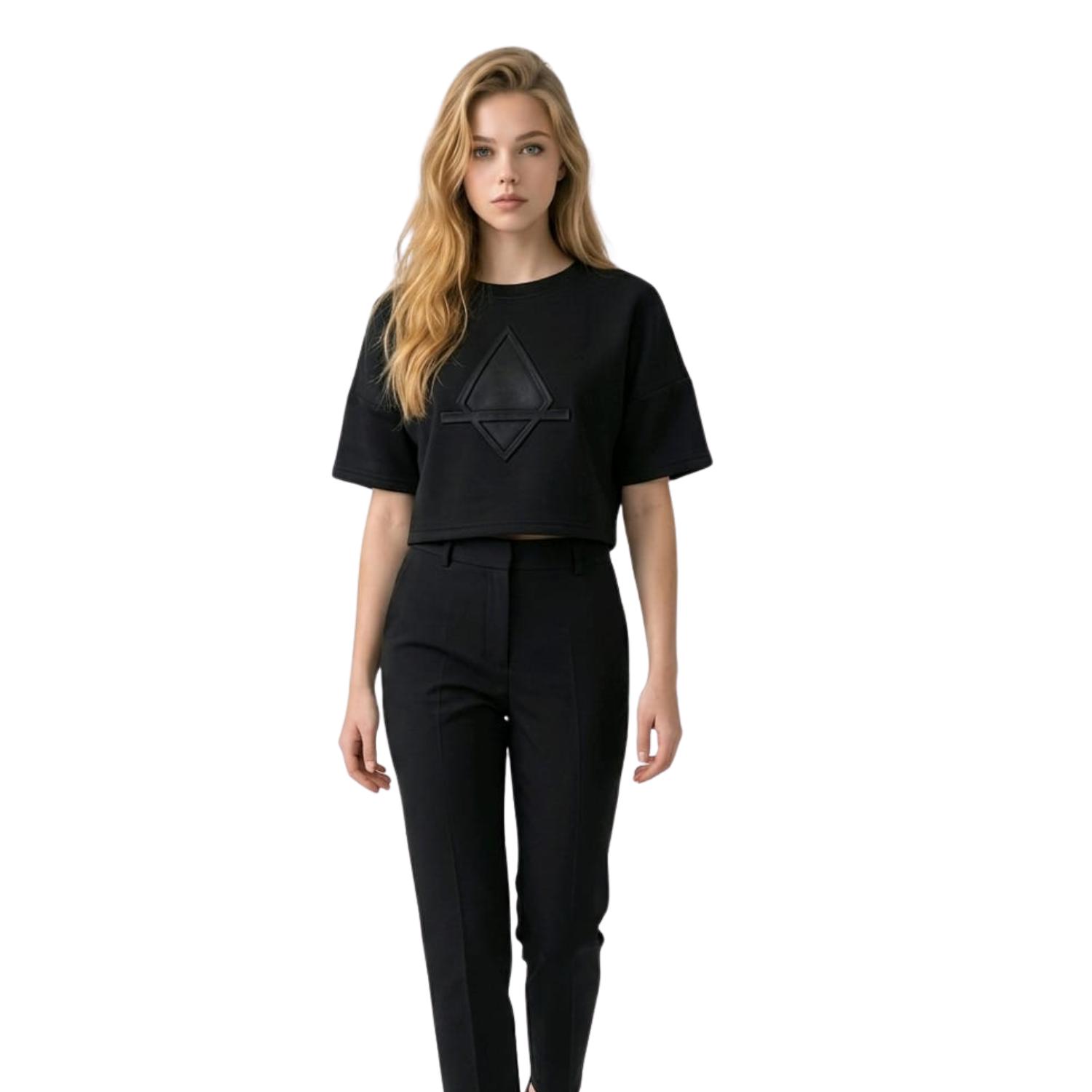 Top crop efecto neopreno con relieve frontal, hombro caído y manga corta. Diseño moderno, cómodo y con estilo para looks urbanos en Banbat.- REF: 7299