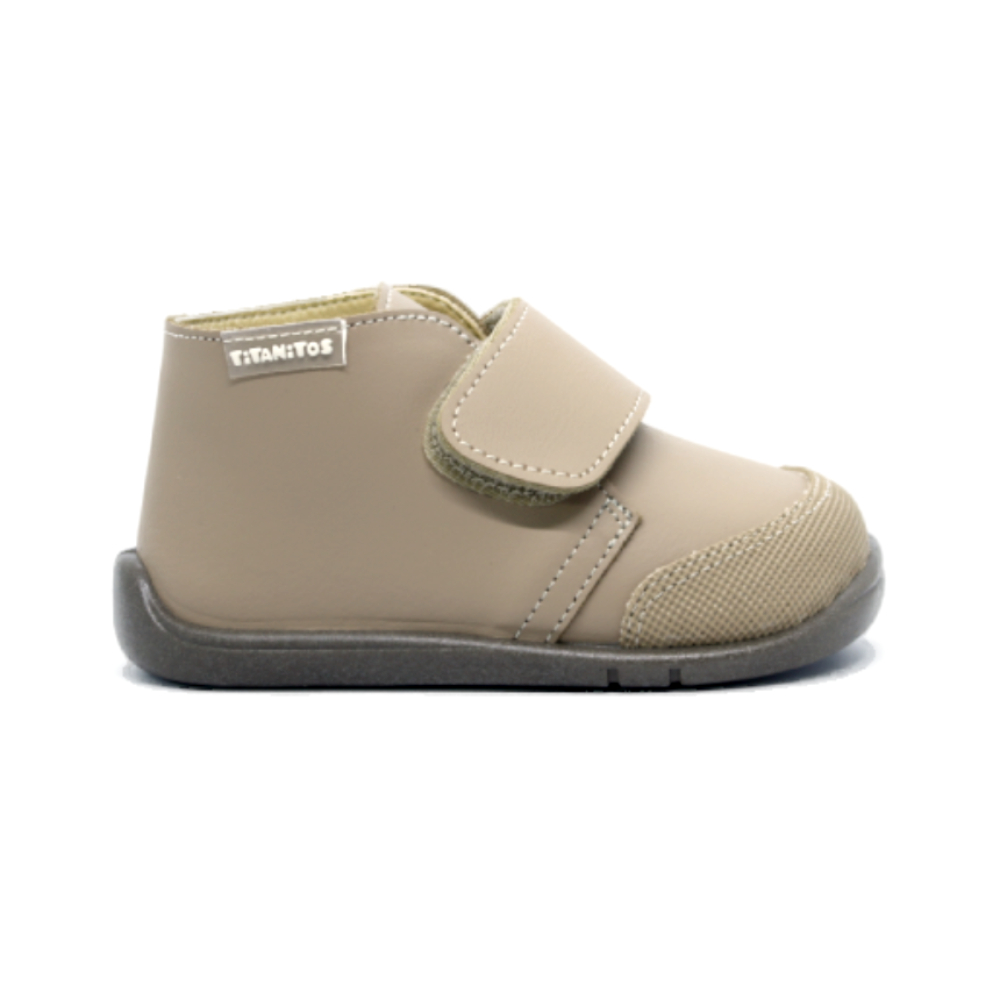 Zapatos Titanitos modelo B500 Manuel en color Marron