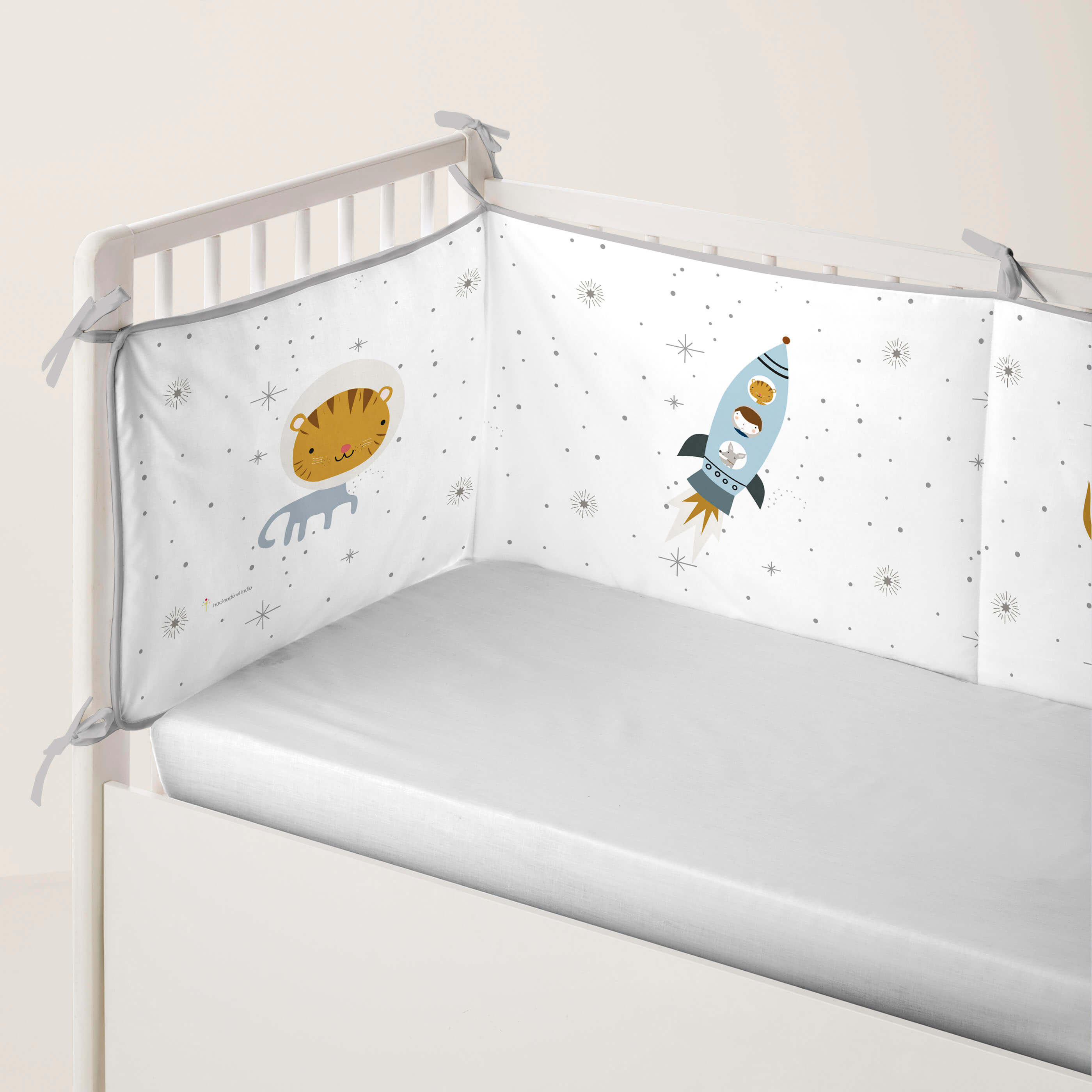 HACIENDO EL INDIO - Protector de Cuna Chichonera 100% Algodón - Protector Acolchado Antigolpes con Cintas de Sujeción - Medida 60x60x60+40 cm - 32 Modelos - Fabricado en España