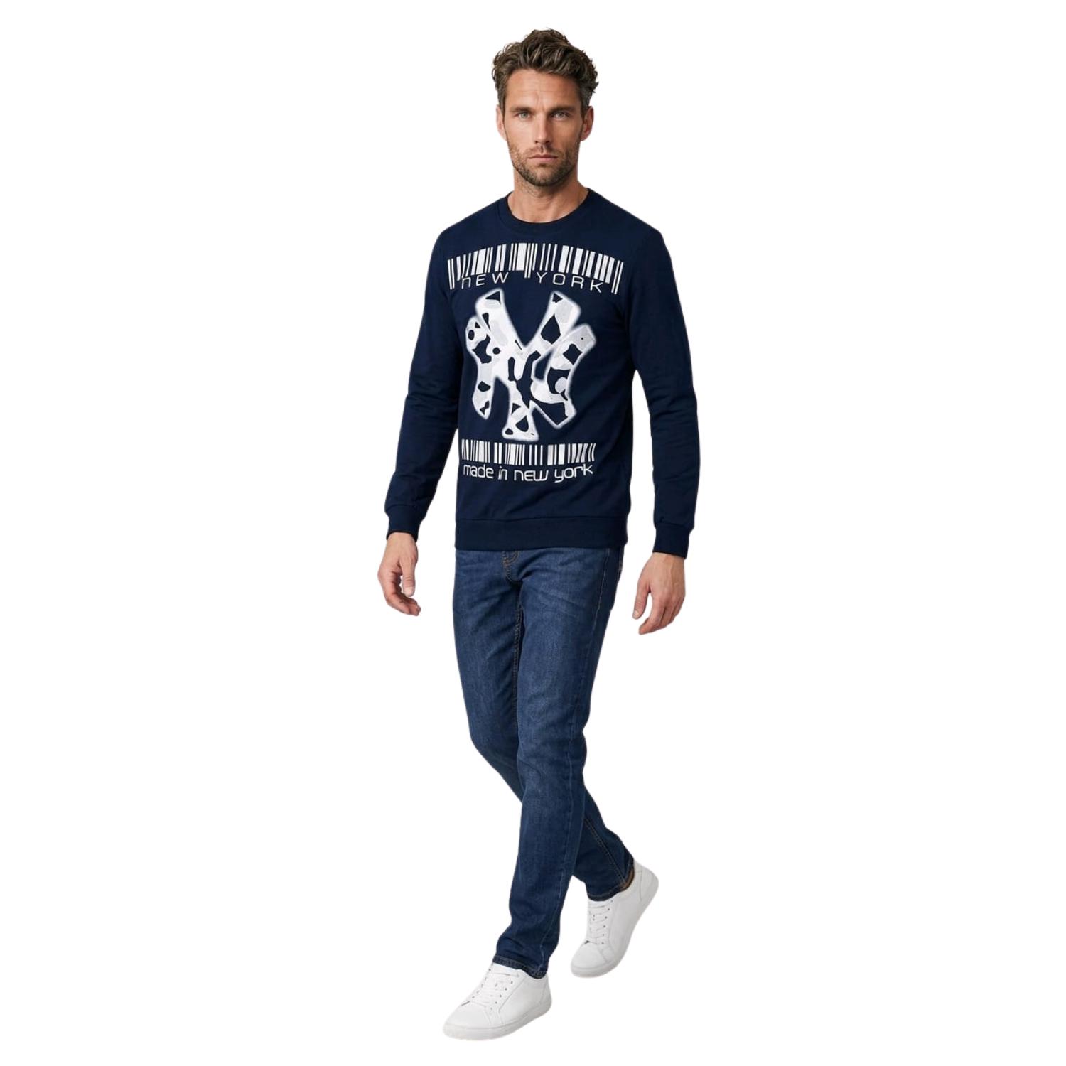 Sudadera de algodón con estampado fantasía y texto delantero, manga larga y acabado de canalé. Cómoda, moderna y perfecta para looks urbanos diarios.- REF: 9080